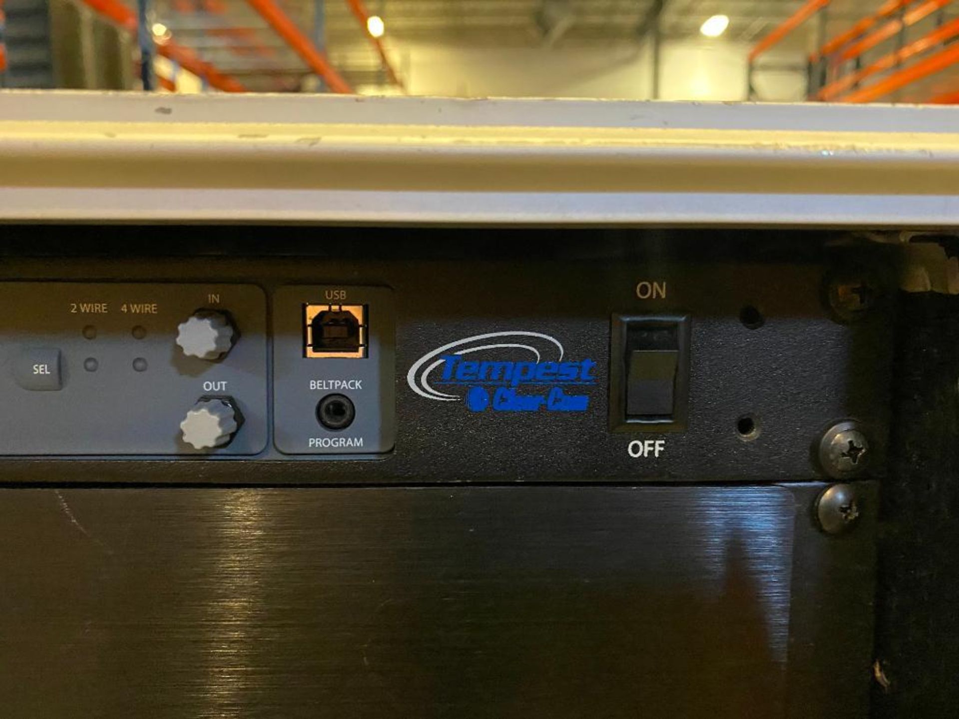 DESCRIPTION 2-CHANNEL DIGITAL WIRELESS INTERCOM SYSTEM WITH ROAD CASE ON CASTERS BRAND/MODEL TEMPEST - Image 2 of 7