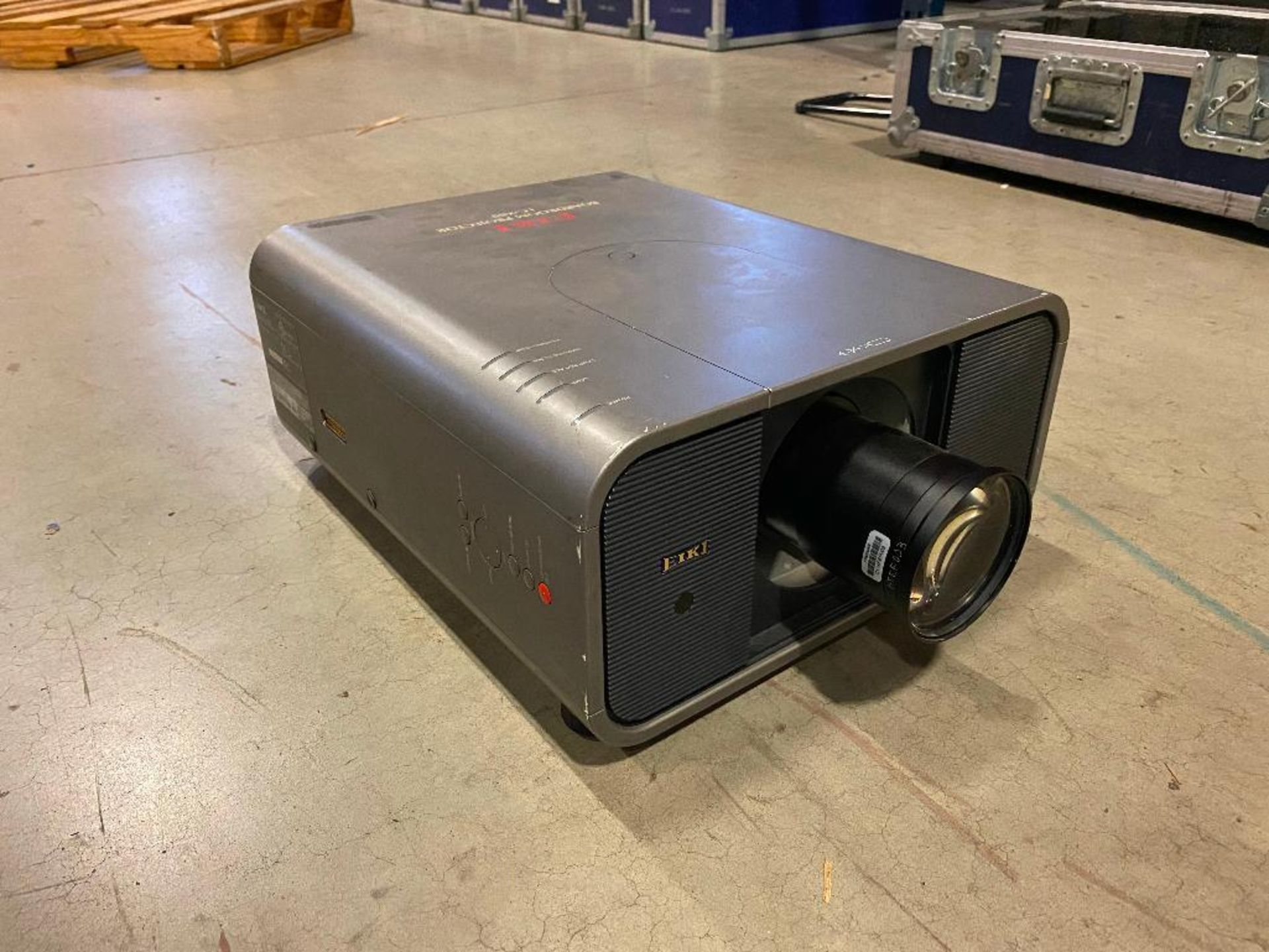 DESCRIPTION EIKI LC-X80 XGA LCD PROJECTOR WITH ROAD TRANSPORT BOX AND ACCESSORIES AS SHOWN BRAND/MOD - Image 8 of 11
