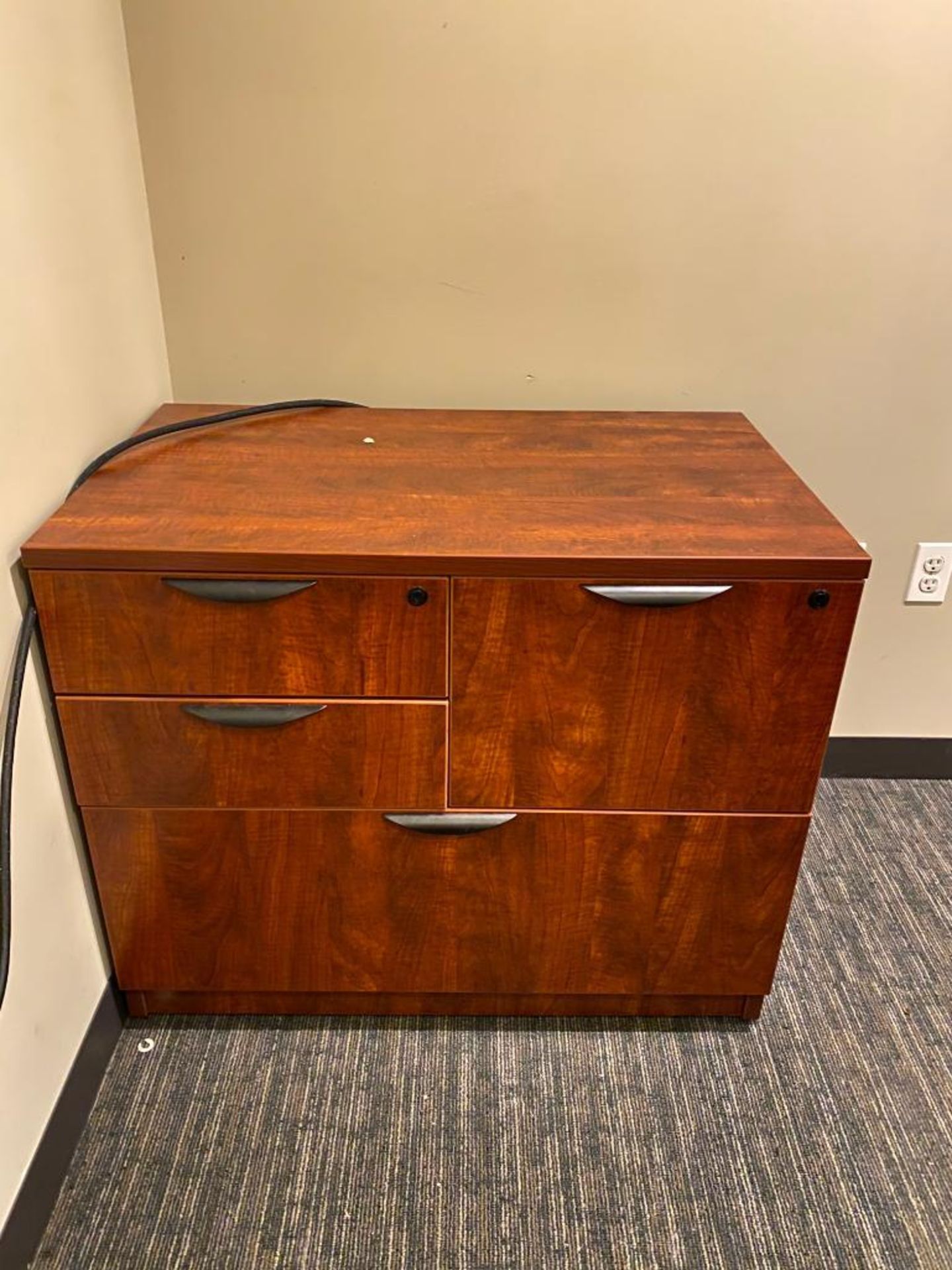 DESCRIPTION L-SHAPED DESK WITH RIGHT SIDE RETURN AND CABINET SIZE 72"X78" QUANTITY: X BID 1 - Image 3 of 4