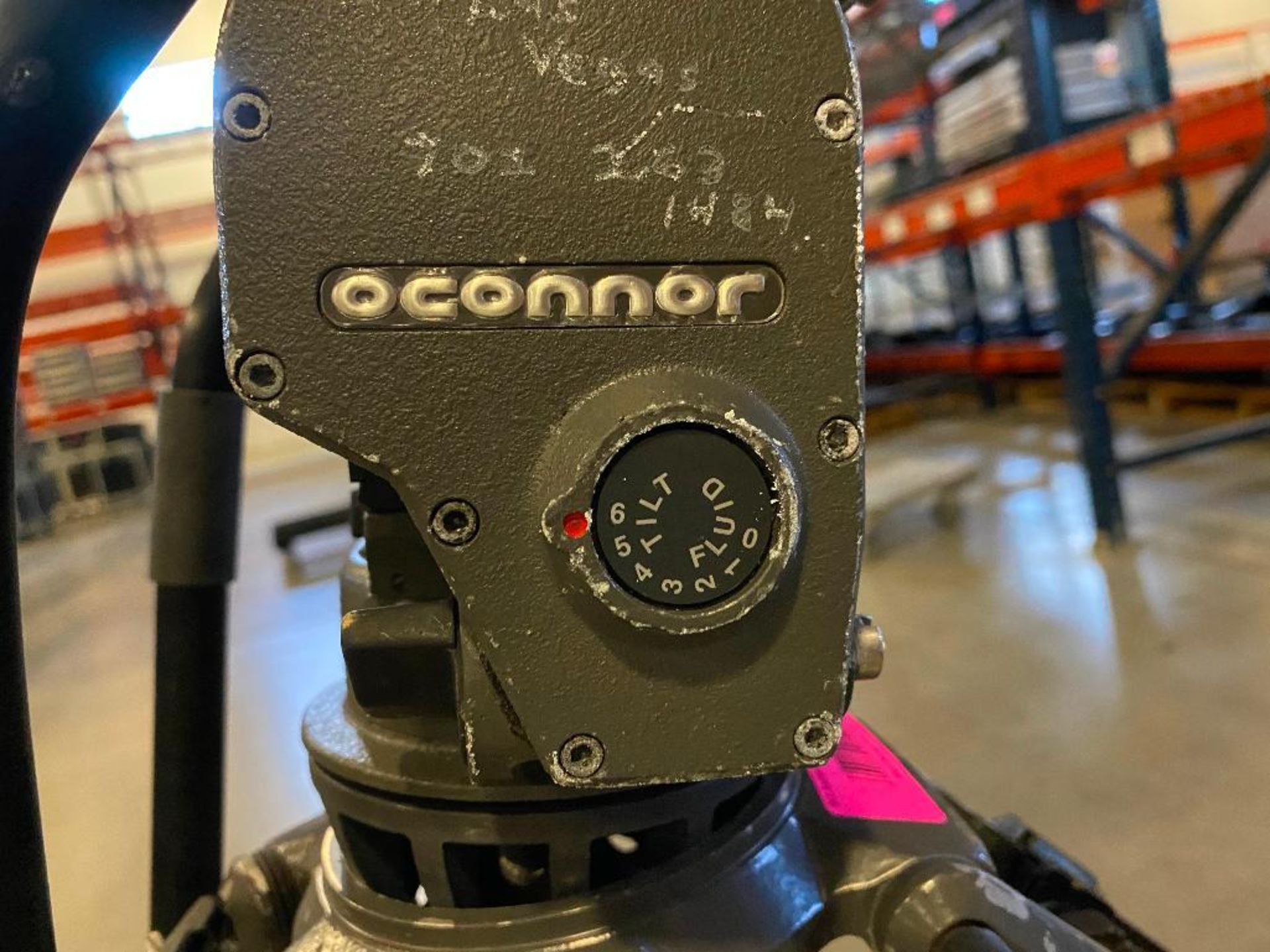 DESCRIPTION OCONNOR 1030B CAMERA TRIPOD SETUP LOCATION WAREHOUSE QUANTITY 1 - Image 3 of 5