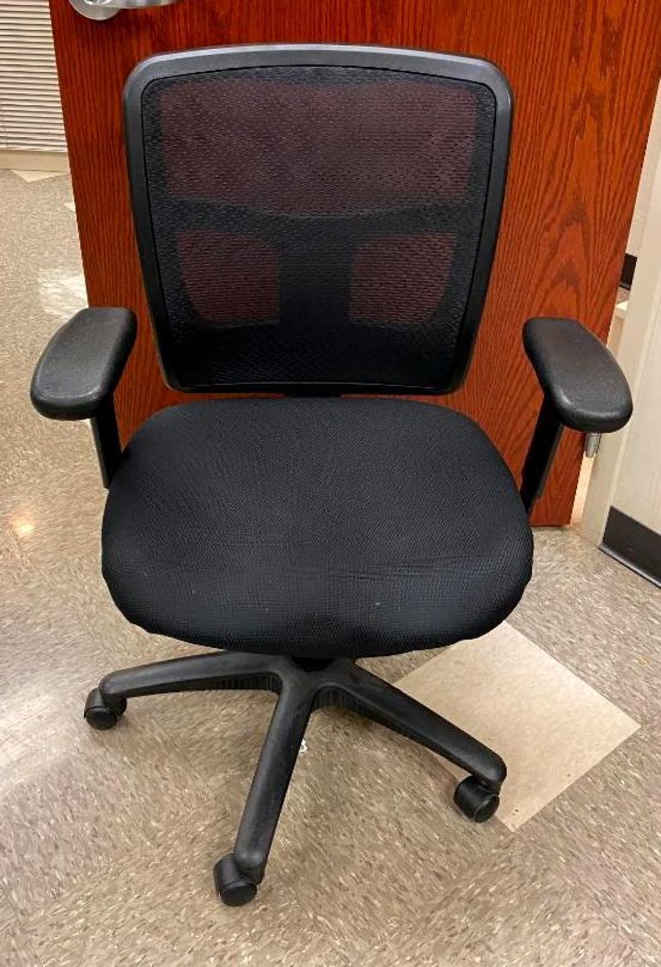 DESCRIPTION (4) MESH BACK ROLLING OFFICE CHAIRS QUANTITY: X BID 1