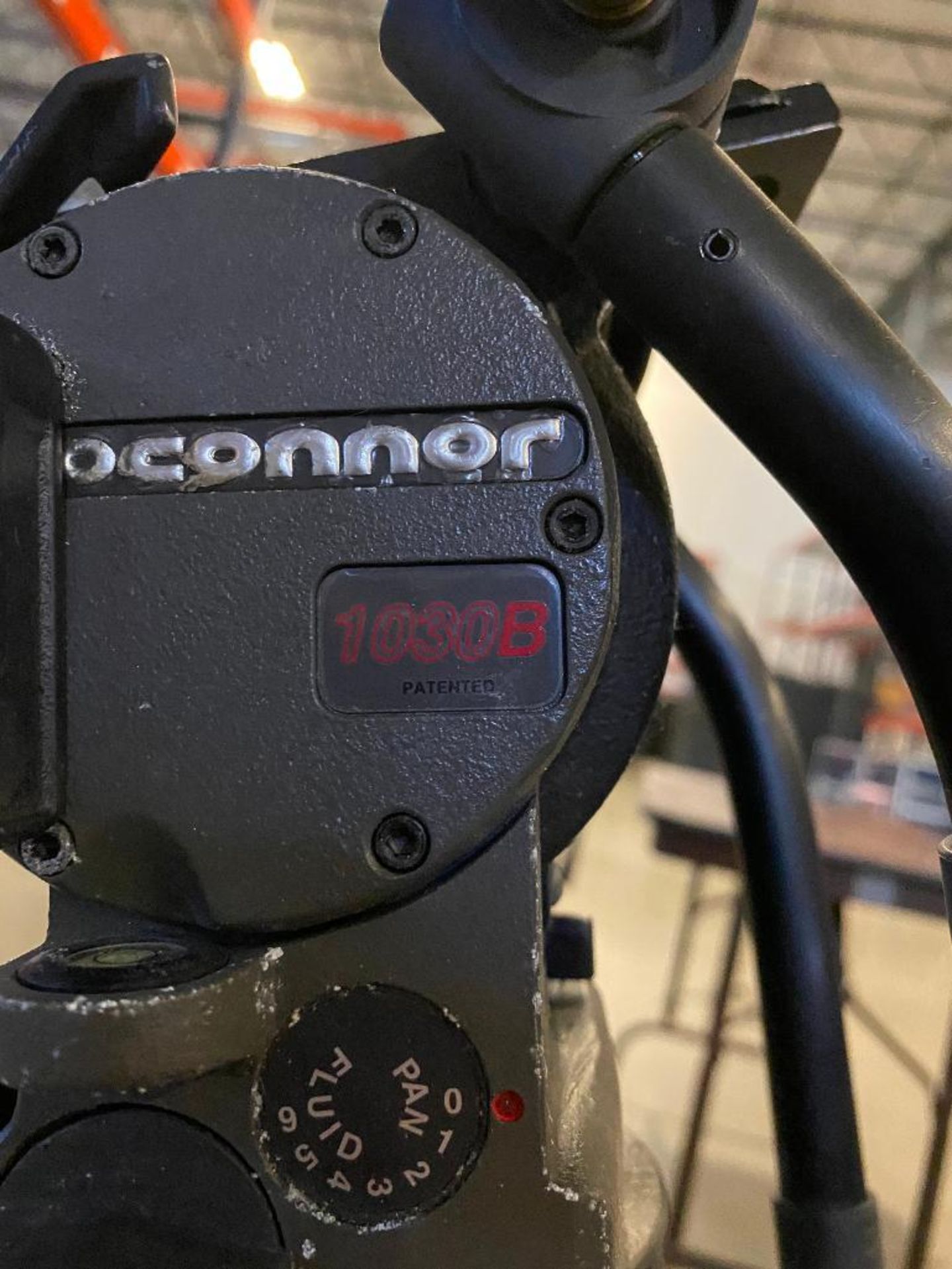 DESCRIPTION OCONNOR 1030B CAMERA TRIPOD SETUP LOCATION WAREHOUSE QUANTITY 1 - Image 5 of 5