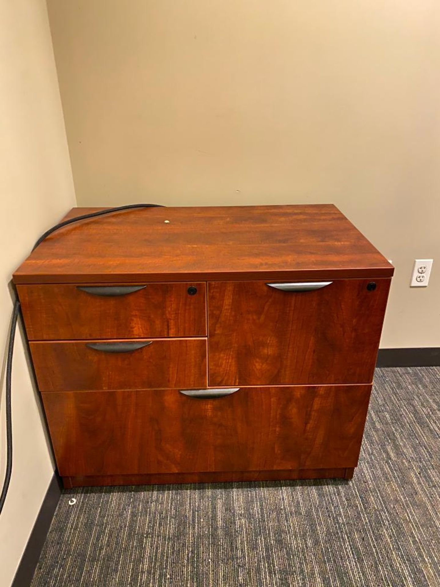 DESCRIPTION L-SHAPED DESK WITH RIGHT SIDE RETURN AND CABINET SIZE 72"X78" QUANTITY: X BID 1 - Image 2 of 4