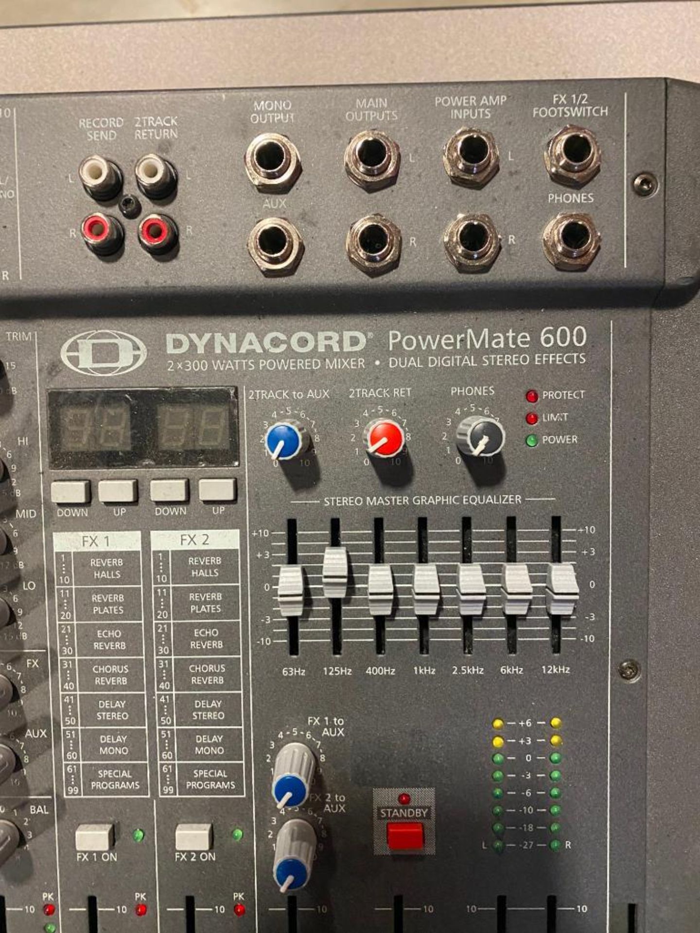 DESCRIPTION 8-CHANNEL COMPACT POWER MIXER WITH ROAD CASE BRAND/MODEL DYNACORD POWERMATE 600 QUANTITY - Image 2 of 6