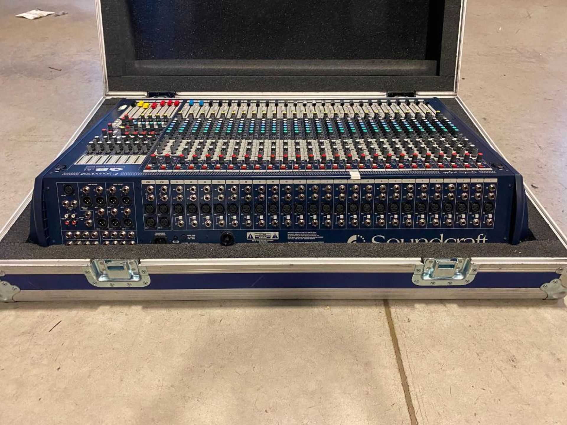 DESCRIPTION 24-CHANNEL ANALOG MIXER WITH ROAD CASE ON CASTERS BRAND/MODEL SOUNDCRAFT GB4 QUANTITY: X - Image 3 of 10