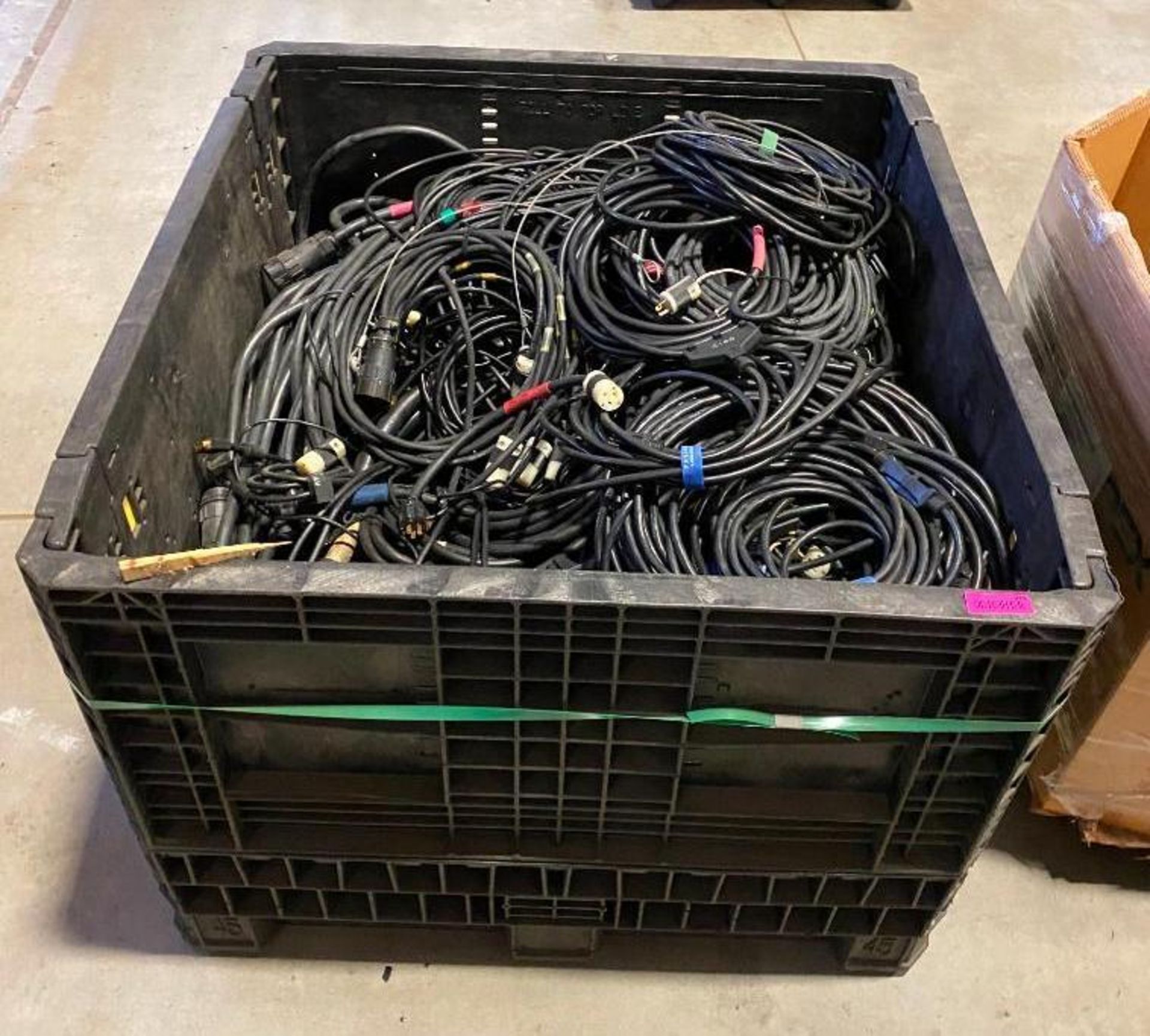 DESCRIPTION PALLET BIN WITH ASSORTED AV CABLES QUANTITY: X BID 1