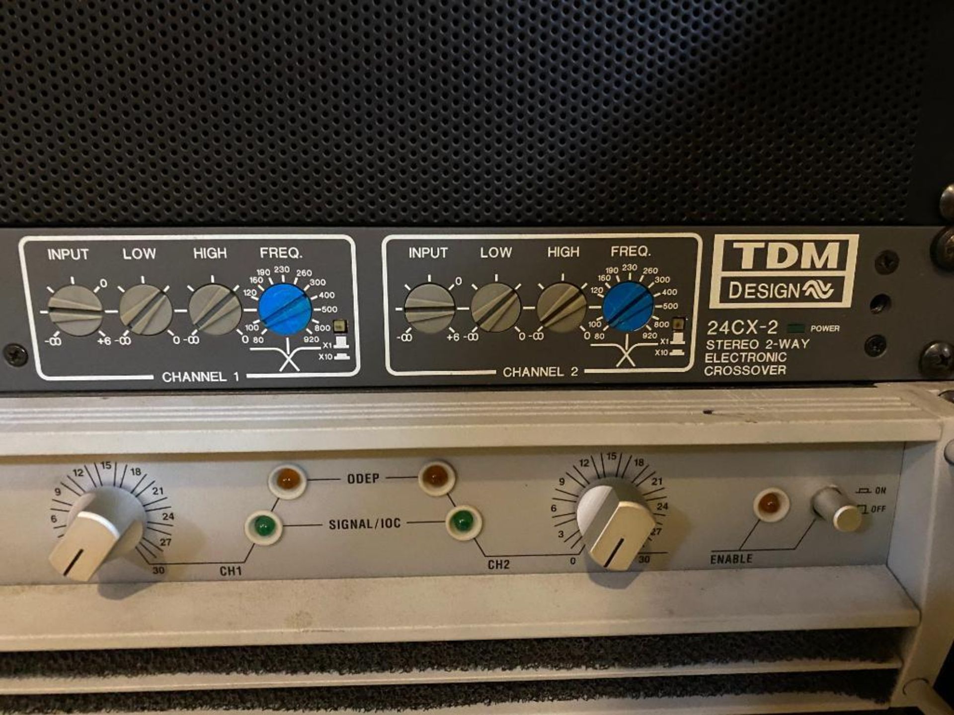 DESCRIPTION CROSSOVER & MACRO-TECH POWER AMPLIFIER WITH ROAD CASE ON CASTERS BRAND/MODEL TDM 24CX-2, - Image 2 of 5