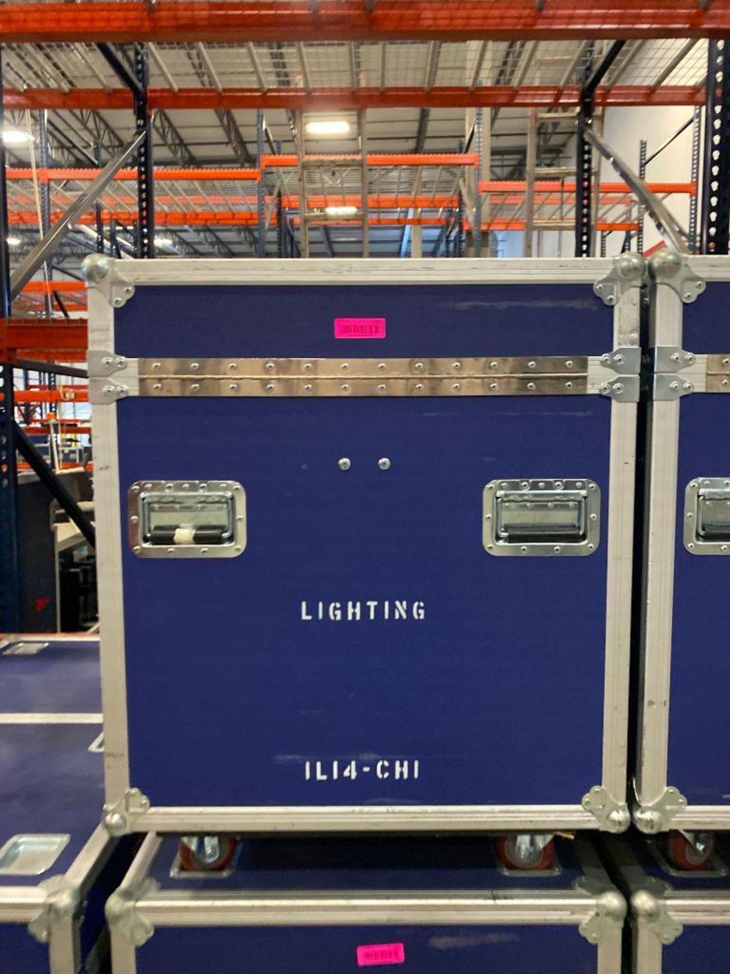 DESCRIPTION 2CT LARGE COLOR STAGE SPOT LIGHT WITH ROAD CASE ON CASTERS BRAND/MODEL VARI-LITE VL3000 - Image 8 of 8