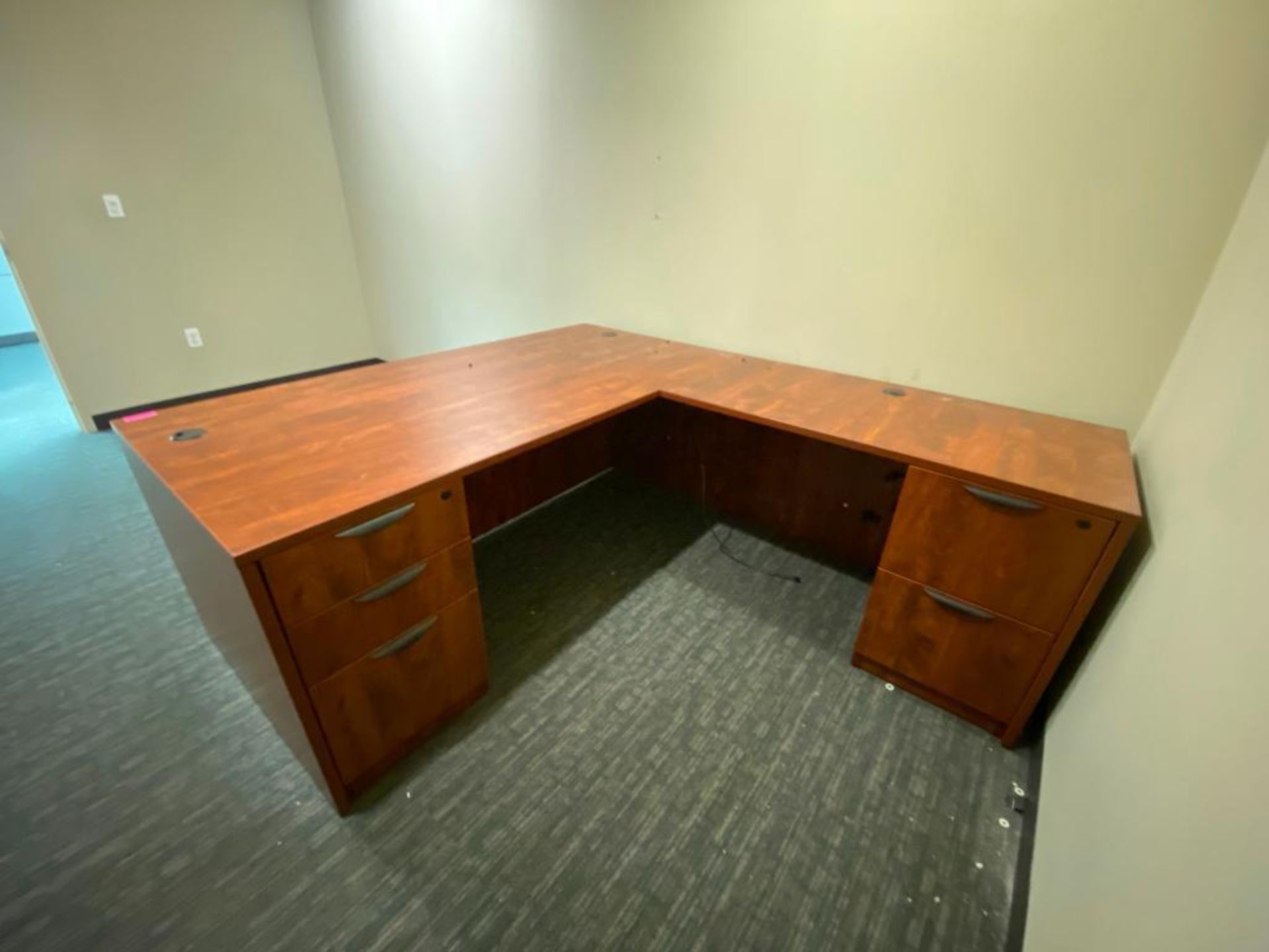 DESCRIPTION L-SHAPED DESK WITH RIGHT SIDE RETURN AND CABINET SIZE 72"X78" QUANTITY: X BID 1 - Image 4 of 4