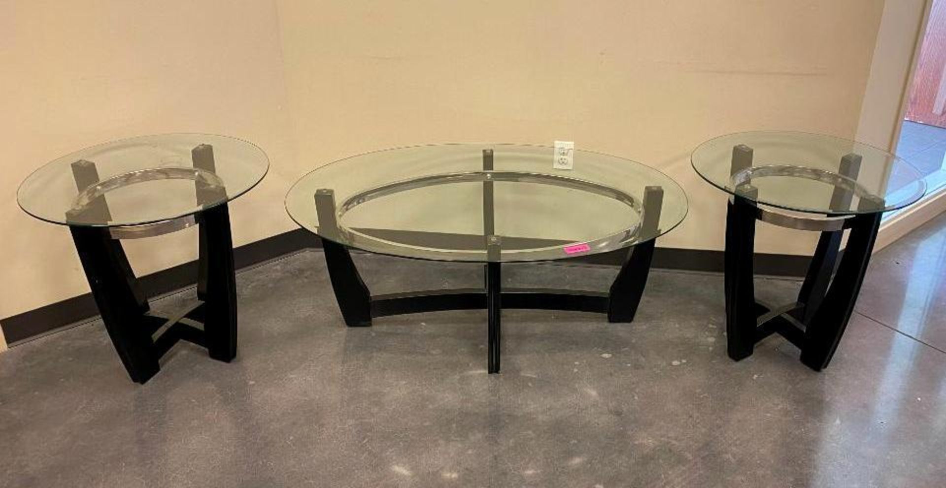 DESCRIPTION GLASS TOP COFFEE TABLE AND (2) SIDE TABLES SIZE SEE PHOTOS QUANTITY: X BID 1