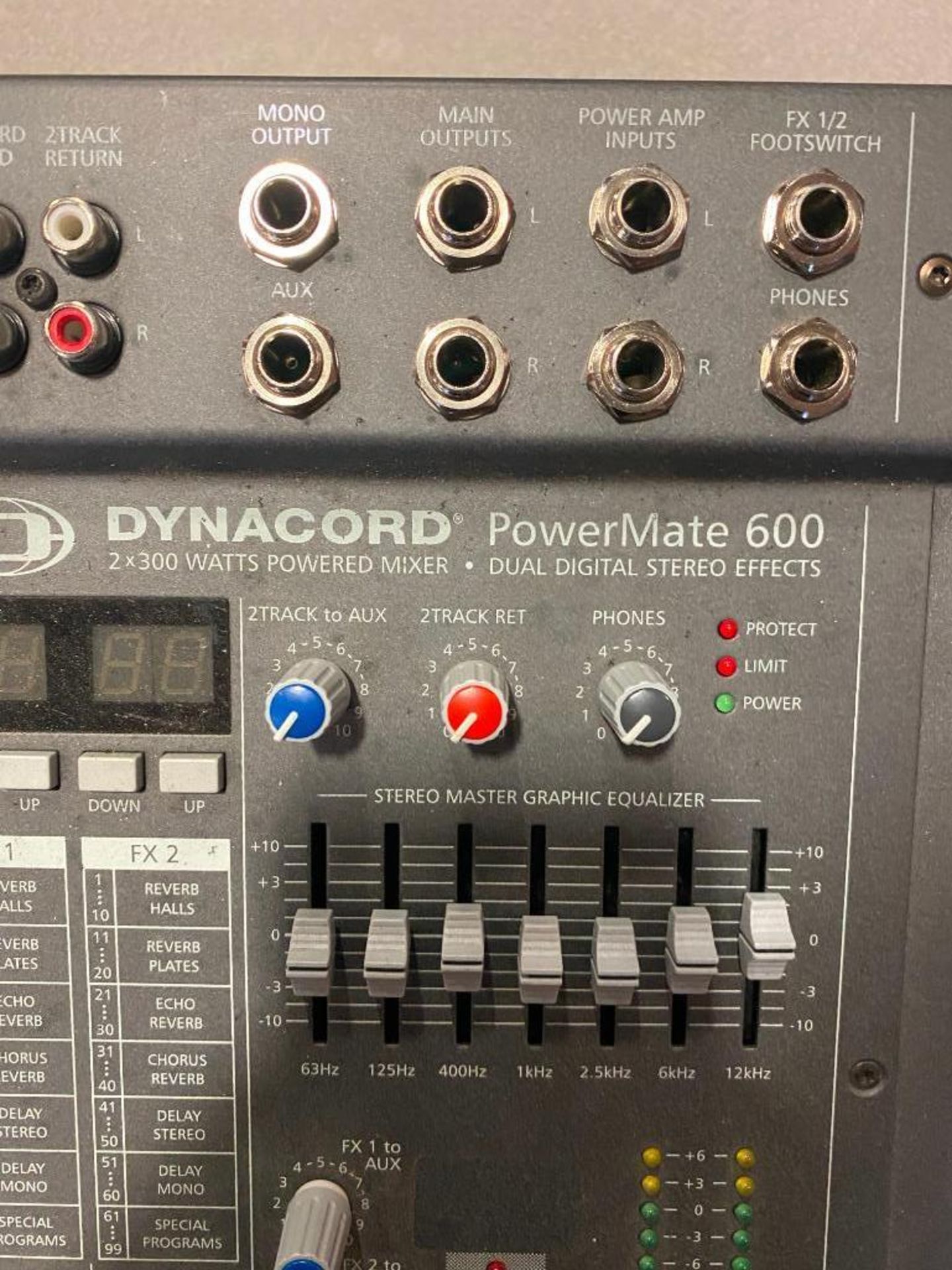 DESCRIPTION 8-CHANNEL COMPACT POWER MIXER WITH ROAD CASE BRAND/MODEL DYNACORD POWERMATE 600 QUANTITY - Image 2 of 8