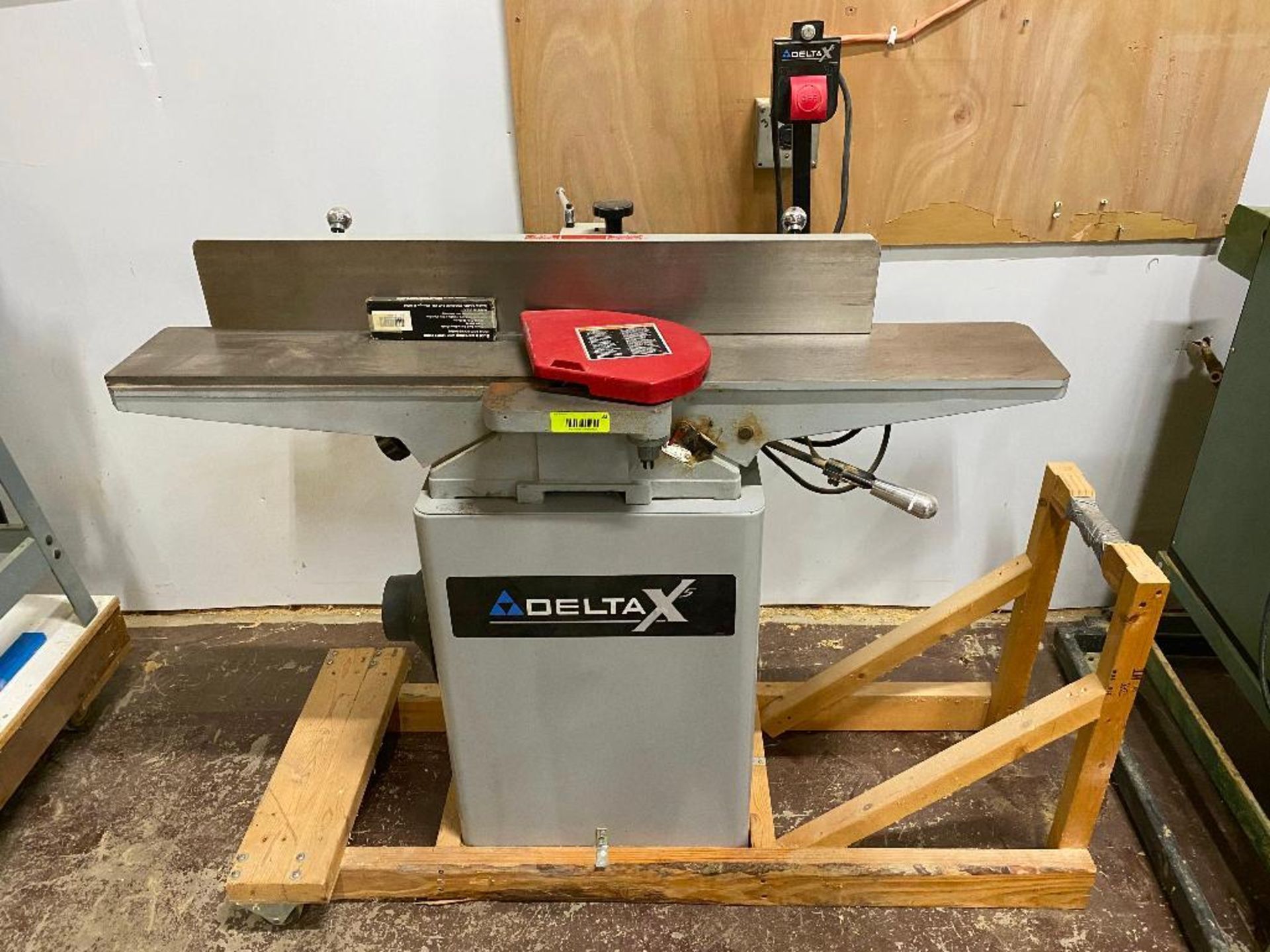 DESCRIPTION: DELTA X5 PROFESSIONAL 6" JOINTER BRAND/MODEL: DELTA 52-866X ADDITIONAL INFORMATION: 115 - Image 2 of 8