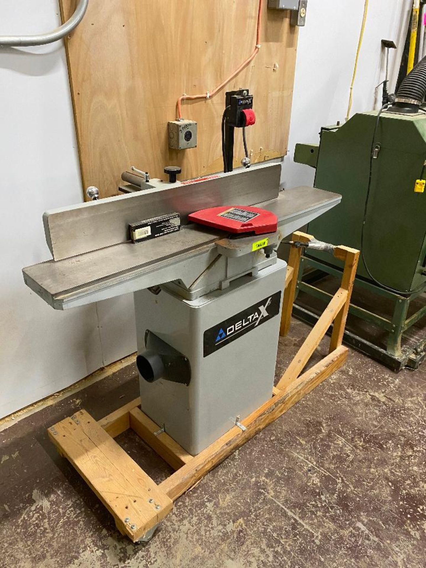 DESCRIPTION: DELTA X5 PROFESSIONAL 6" JOINTER BRAND/MODEL: DELTA 52-866X ADDITIONAL INFORMATION: 115 - Image 3 of 8