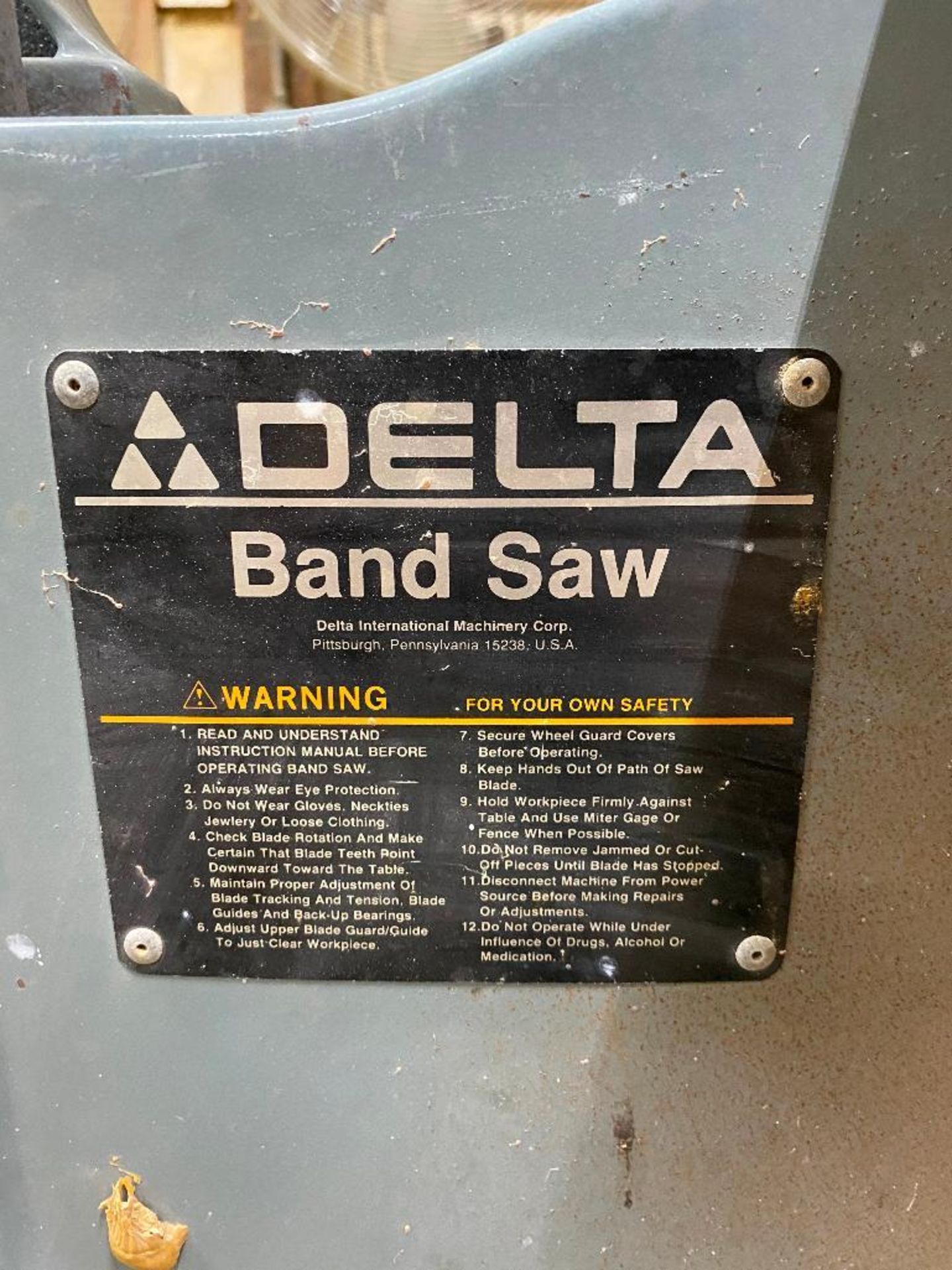 DESCRIPTION: DELTA BAND SAW W/ STAND BRAND/MODEL: DELTA 62-142 ADDITIONAL INFORMATION: 1/2 HP, 1725 - Image 4 of 7