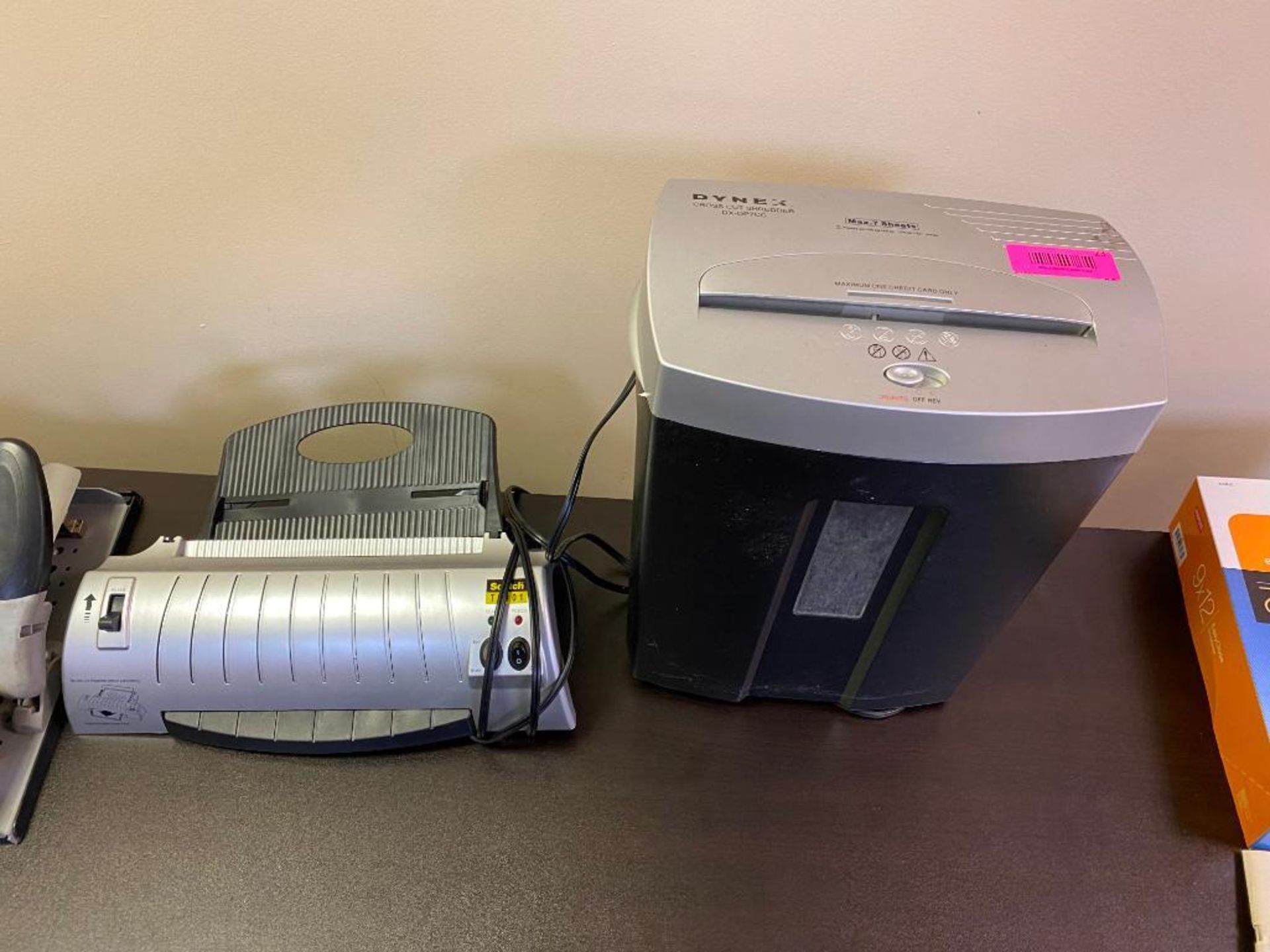 DESCRIPTION: PAPER SHREDDER, SCANNER, HOLE PUNCH, STAPLER AND CUTTER THIS LOT IS: ONE MONEY QTY: 1 - Image 3 of 3