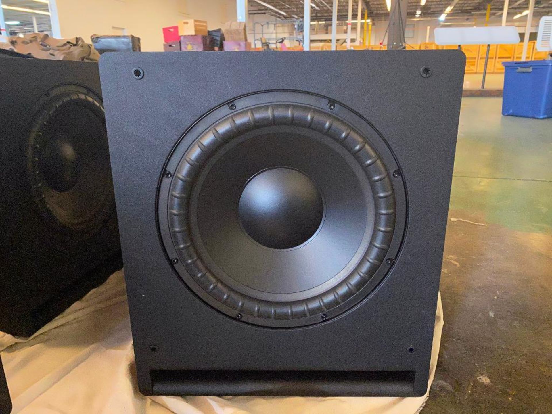 DESCRIPTION: 12" MATTE BLACK POWERED SUBWOOFER BRAND / MODEL: EPISODE ES-SUB-12-300-MB RETAIL PRICE: - Image 2 of 6