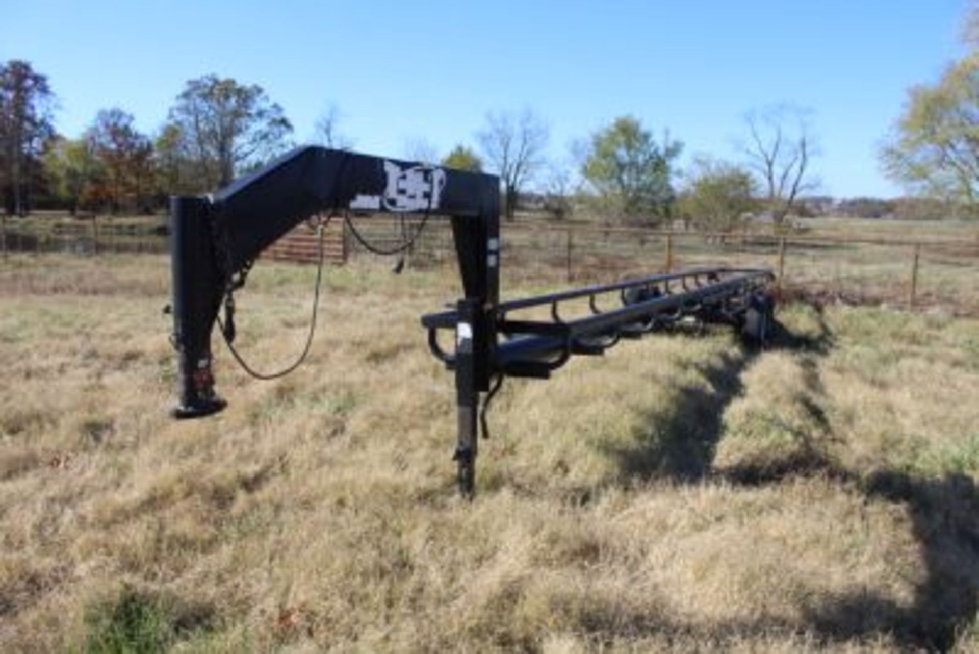 TNT 37' ROUND BAIL HAY TRAILER. GOOD TIRES - Image 2 of 6