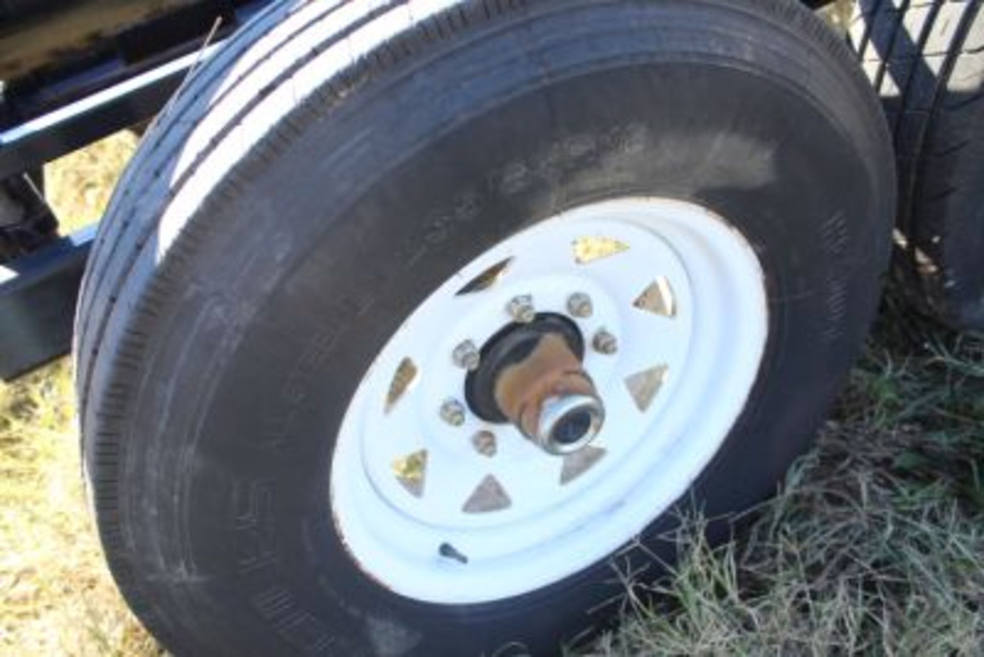 TNT 37' ROUND BAIL HAY TRAILER. GOOD TIRES - Image 6 of 6