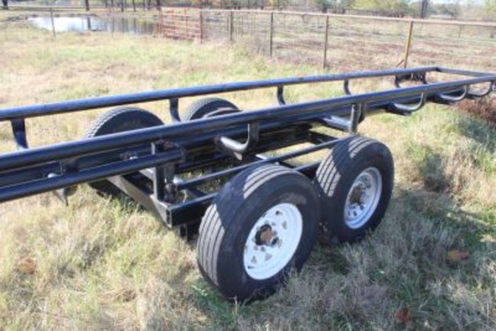 TNT 37' ROUND BAIL HAY TRAILER. GOOD TIRES - Image 4 of 6