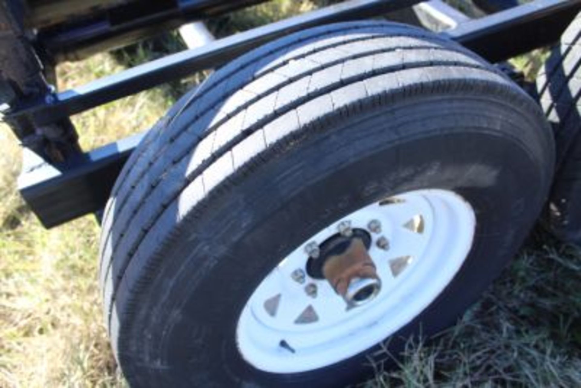 TNT 37' ROUND BAIL HAY TRAILER. GOOD TIRES - Image 5 of 6