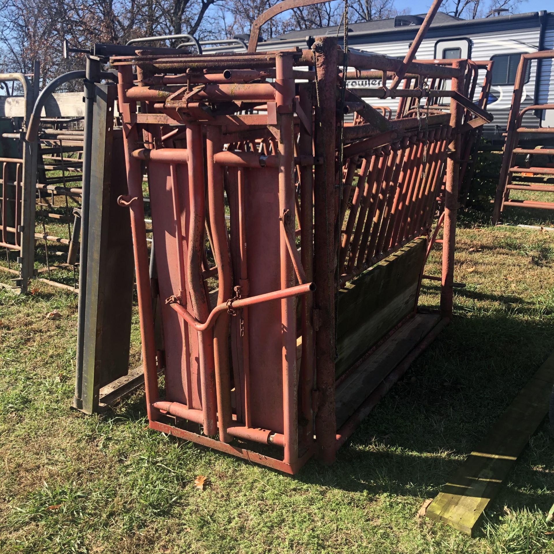 CATTLE SQUEEZE CHUTE W/ HEAD GATE