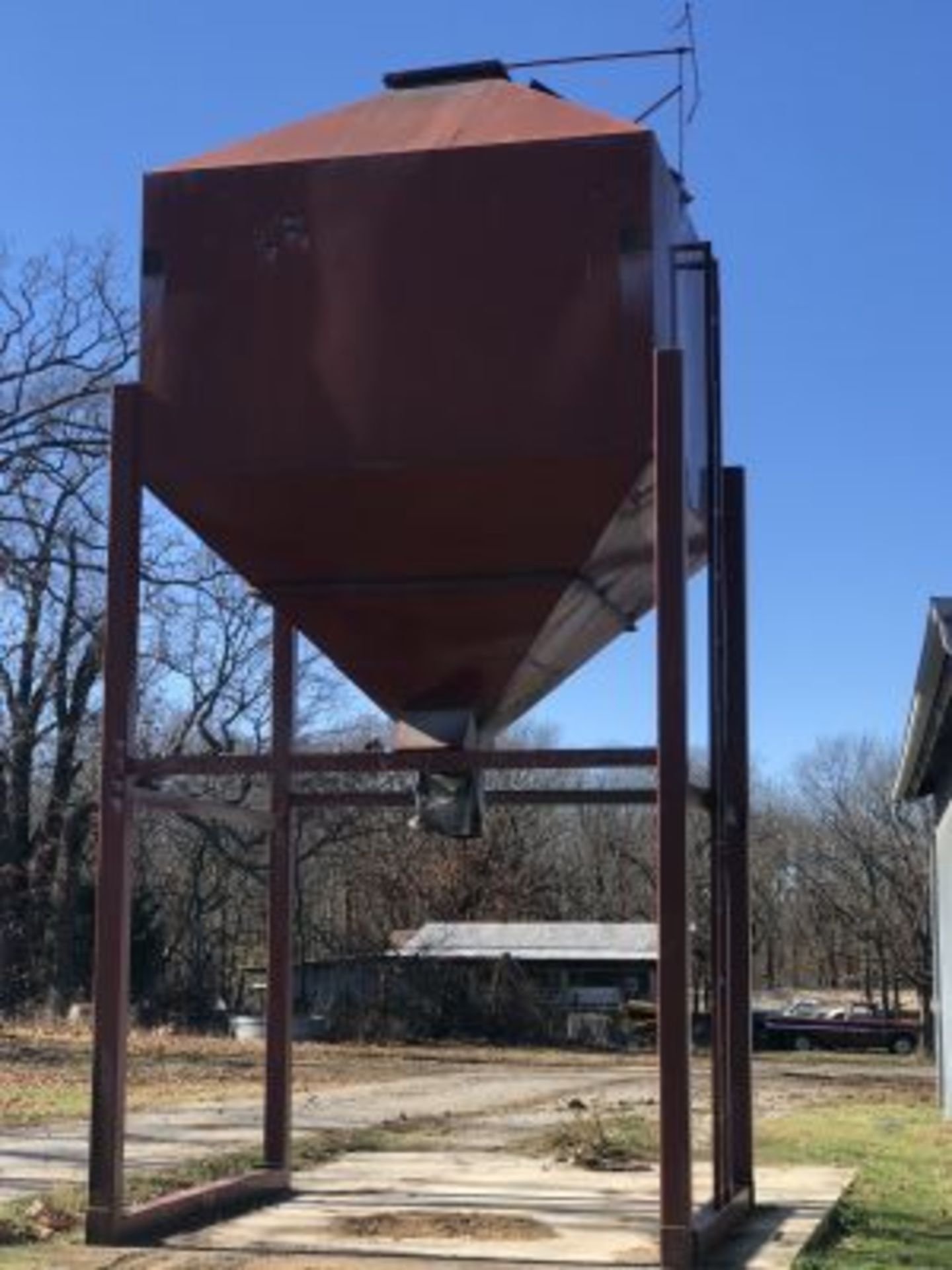 17 TON OVERHEAD FEED BIN