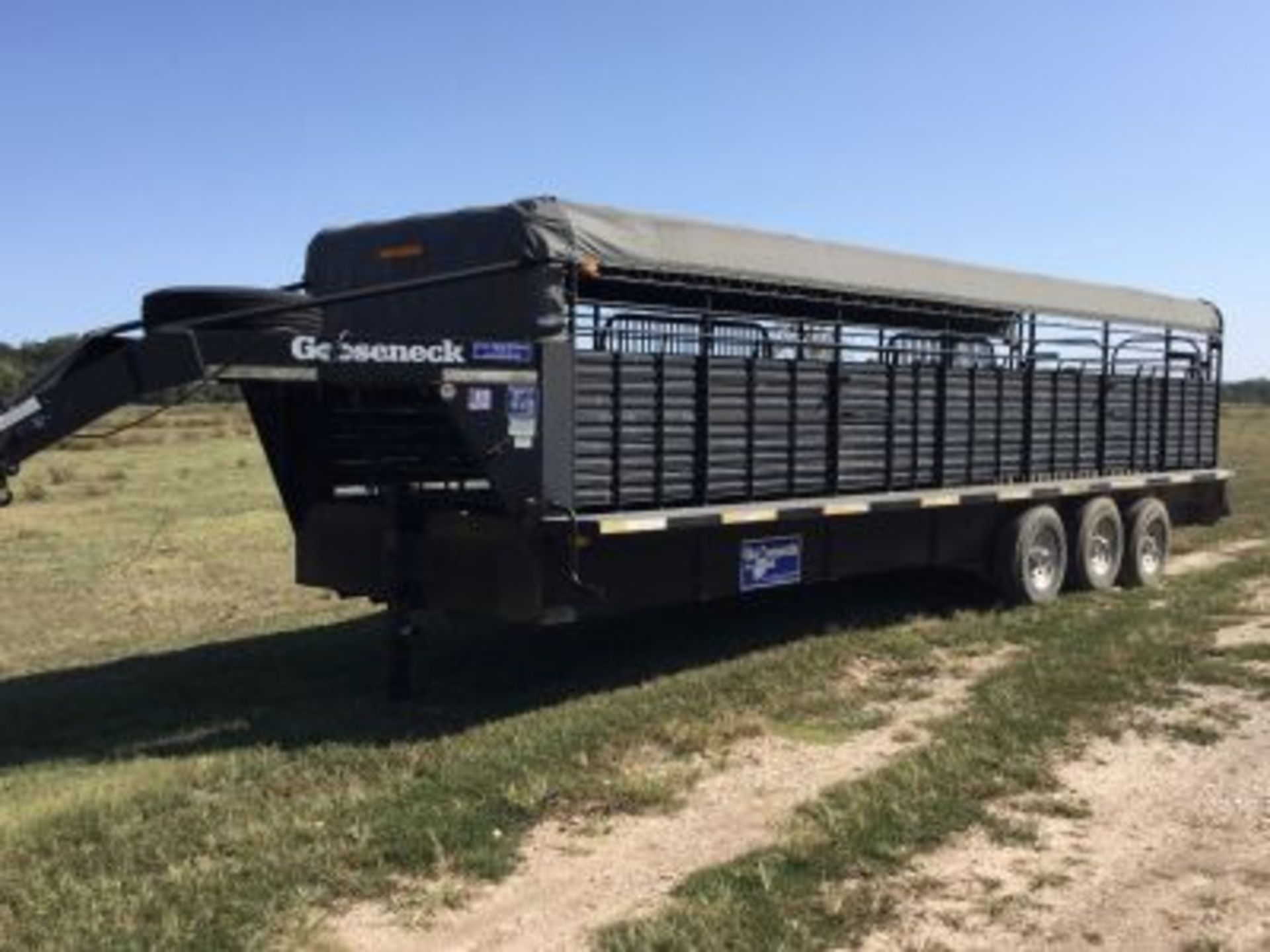 28' TRIPLE AXLE GOOSE NECK CATTLE TRAILER - Image 2 of 2