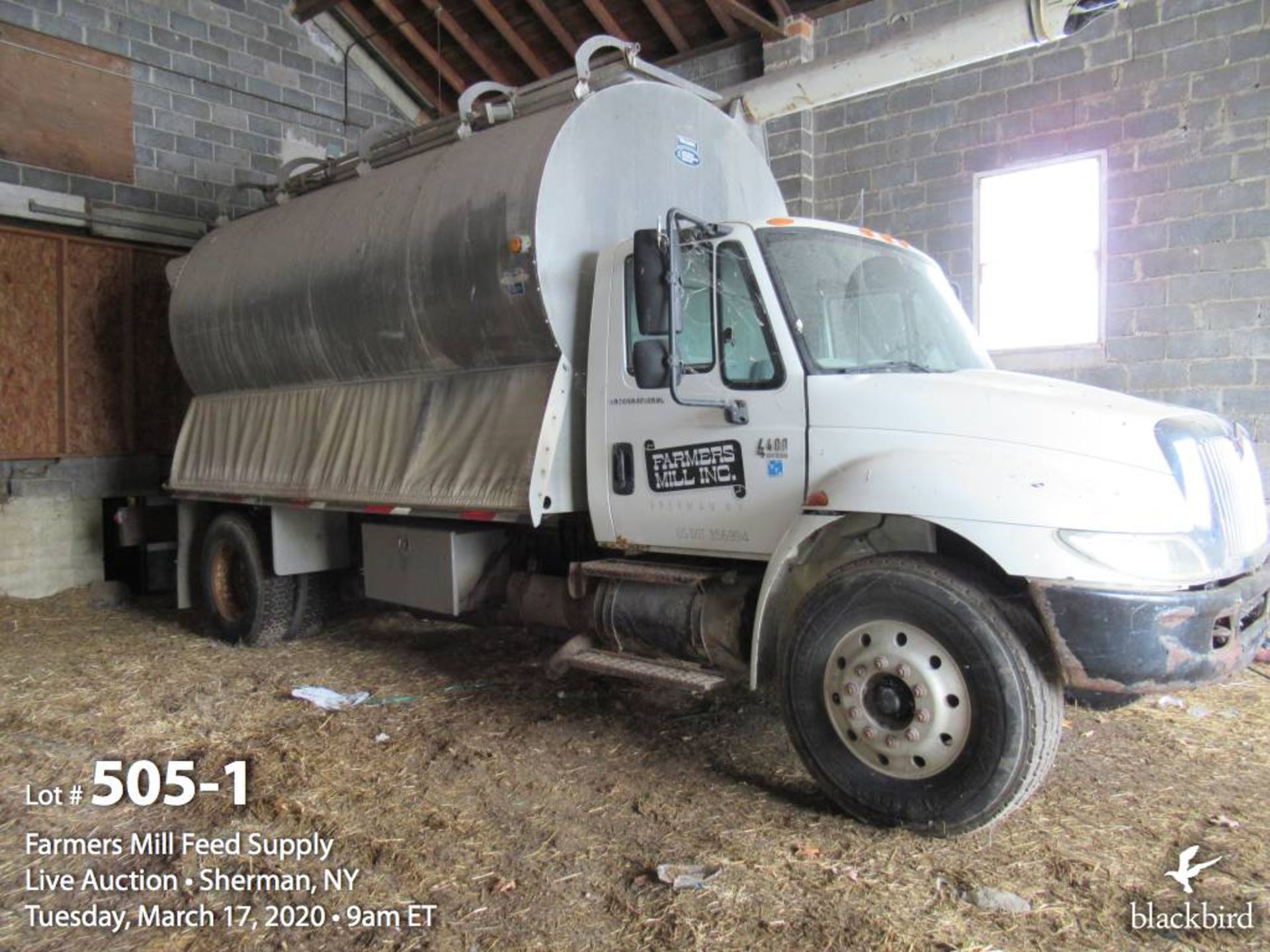 2004 International DT530 feed truck - Image 2 of 18
