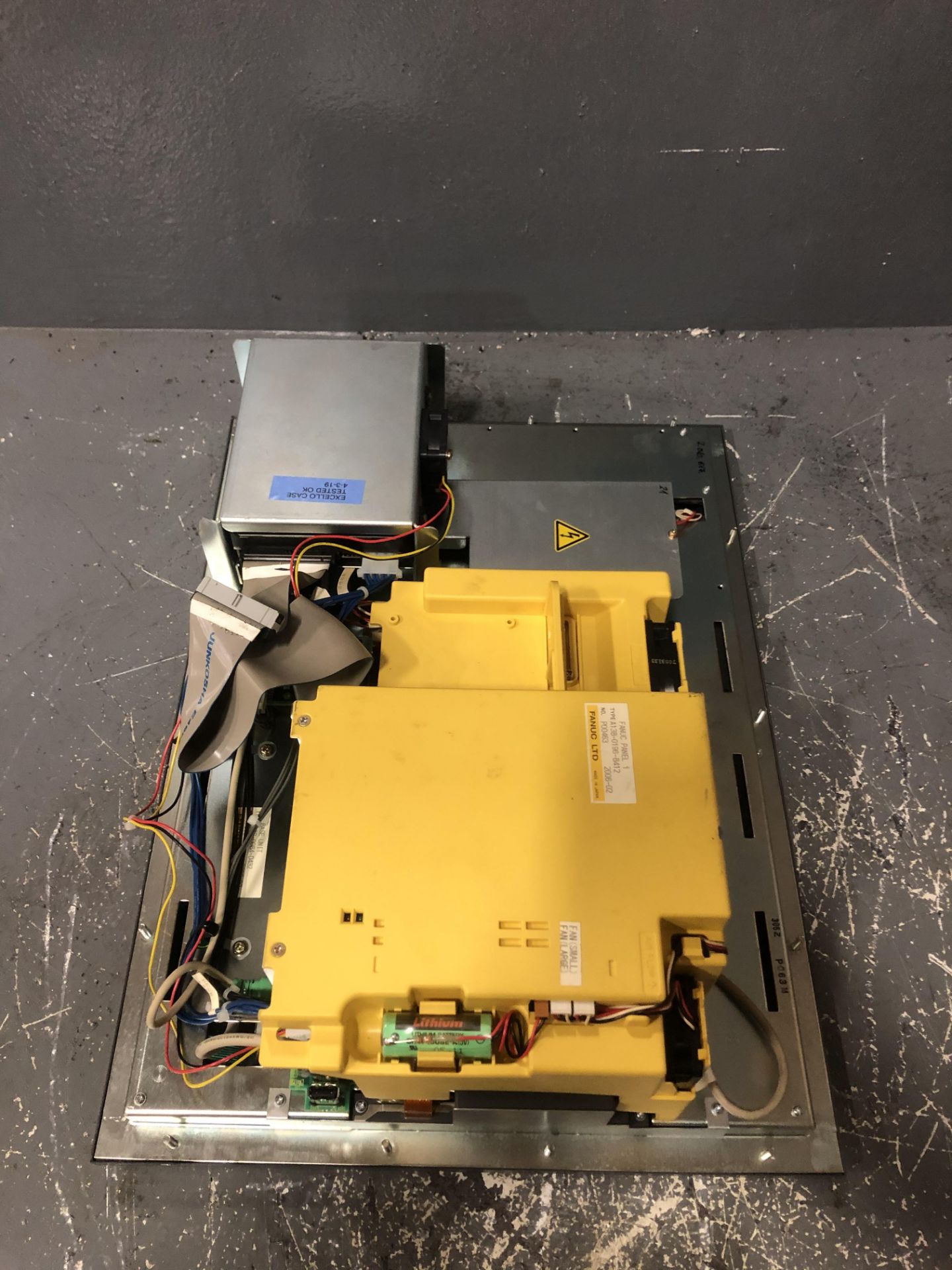 FANUC A13B-0196-B412 PANEL W/ A08B-0084-D432 BASE UNIT & A08B-0084-C120/D HDD UNIT - Image 3 of 6