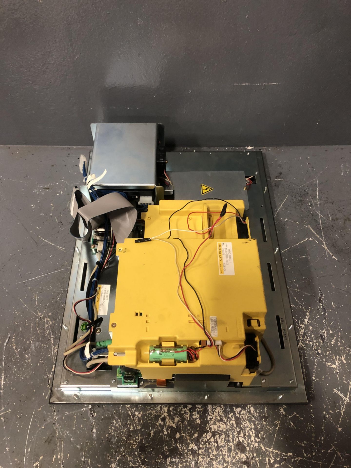 FANUC A13B-0196-B412 PANEL W/ A08B-0084-D432 BASE UNIT & A08B-0084-C120/D HDD UNIT - Image 3 of 6