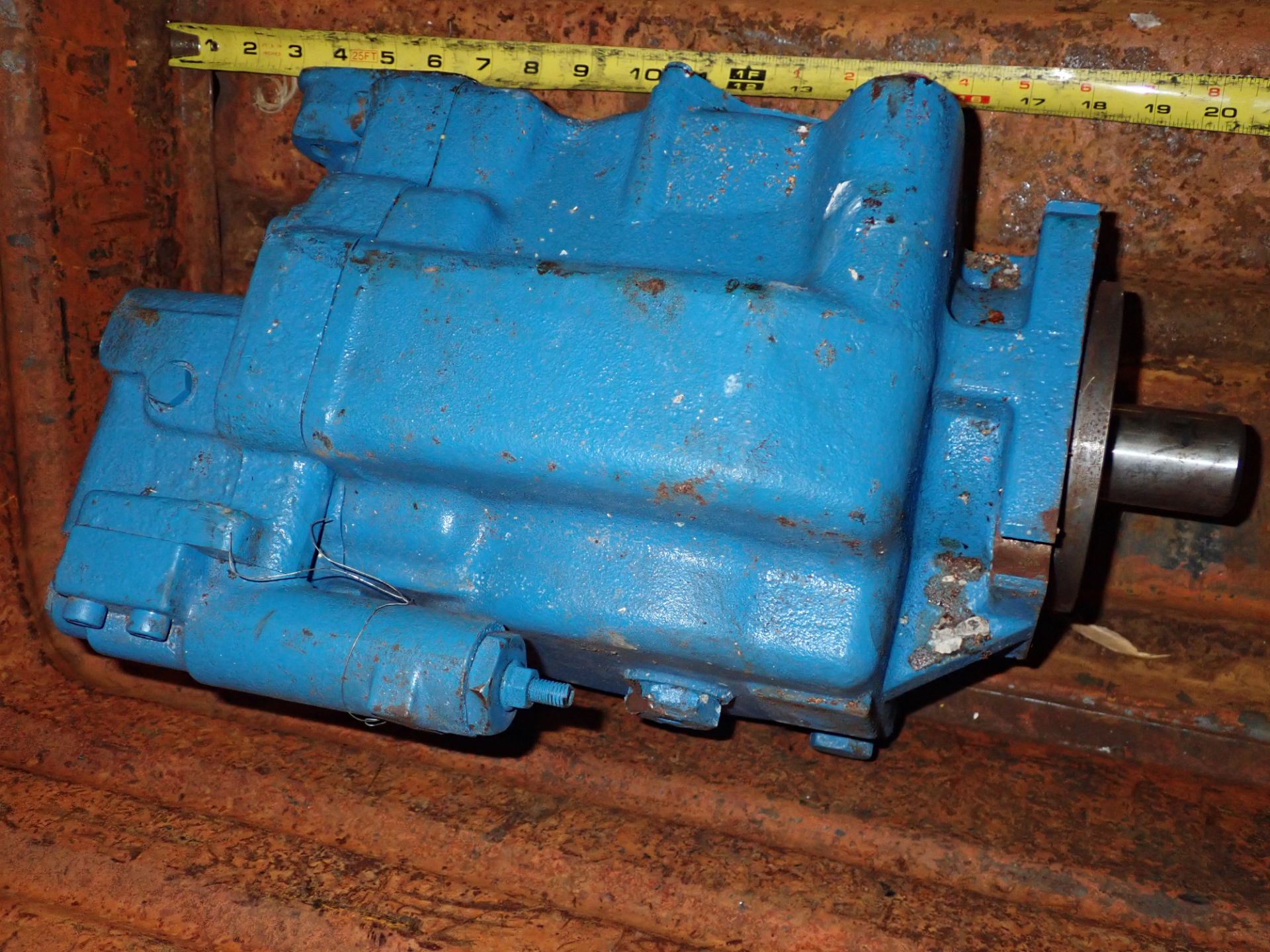 Large Vickers ? Hydraulic Pump - Image 2 of 5