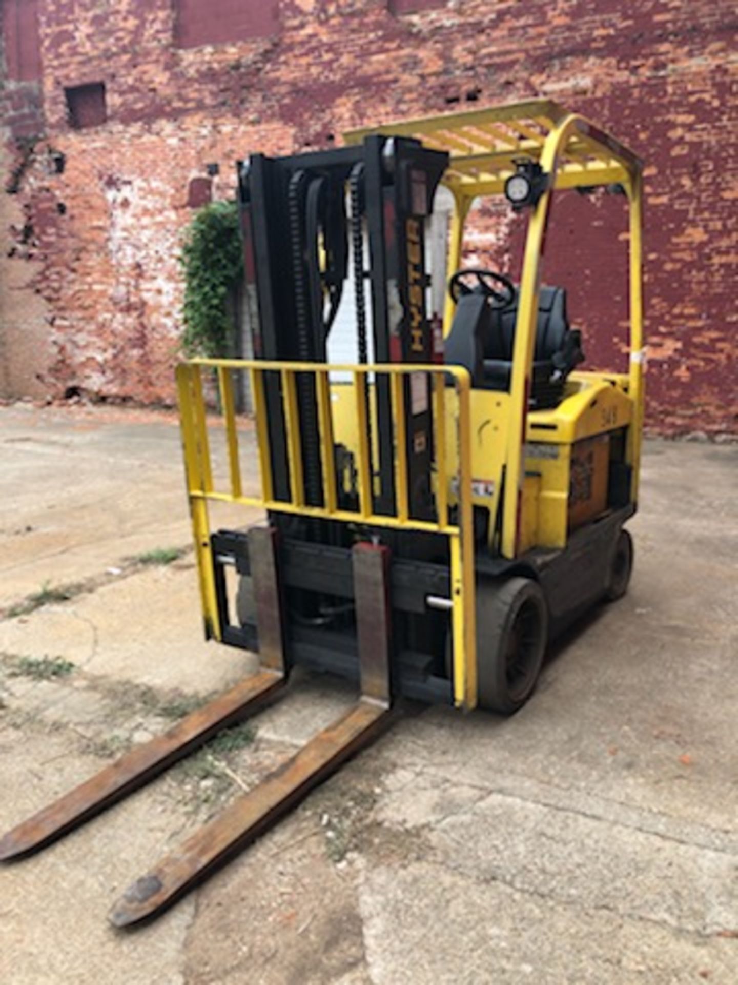 2013 HYSTER 8,000 LB CAPACITY ELECTRIC FORKLIFT MODEL E80XN