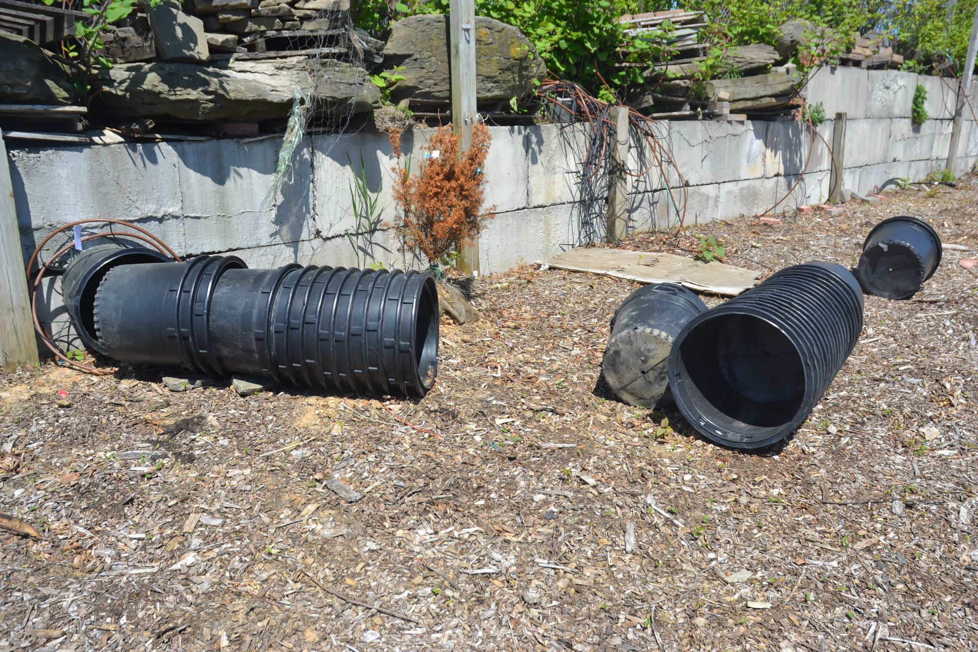 LOT - PLASTIC PLANTER POTS