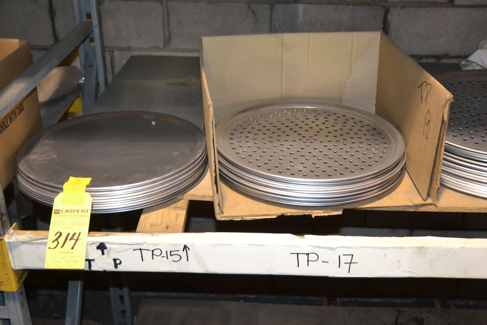 15" - 21" Perforated and Non-Perforated Pizza Trays