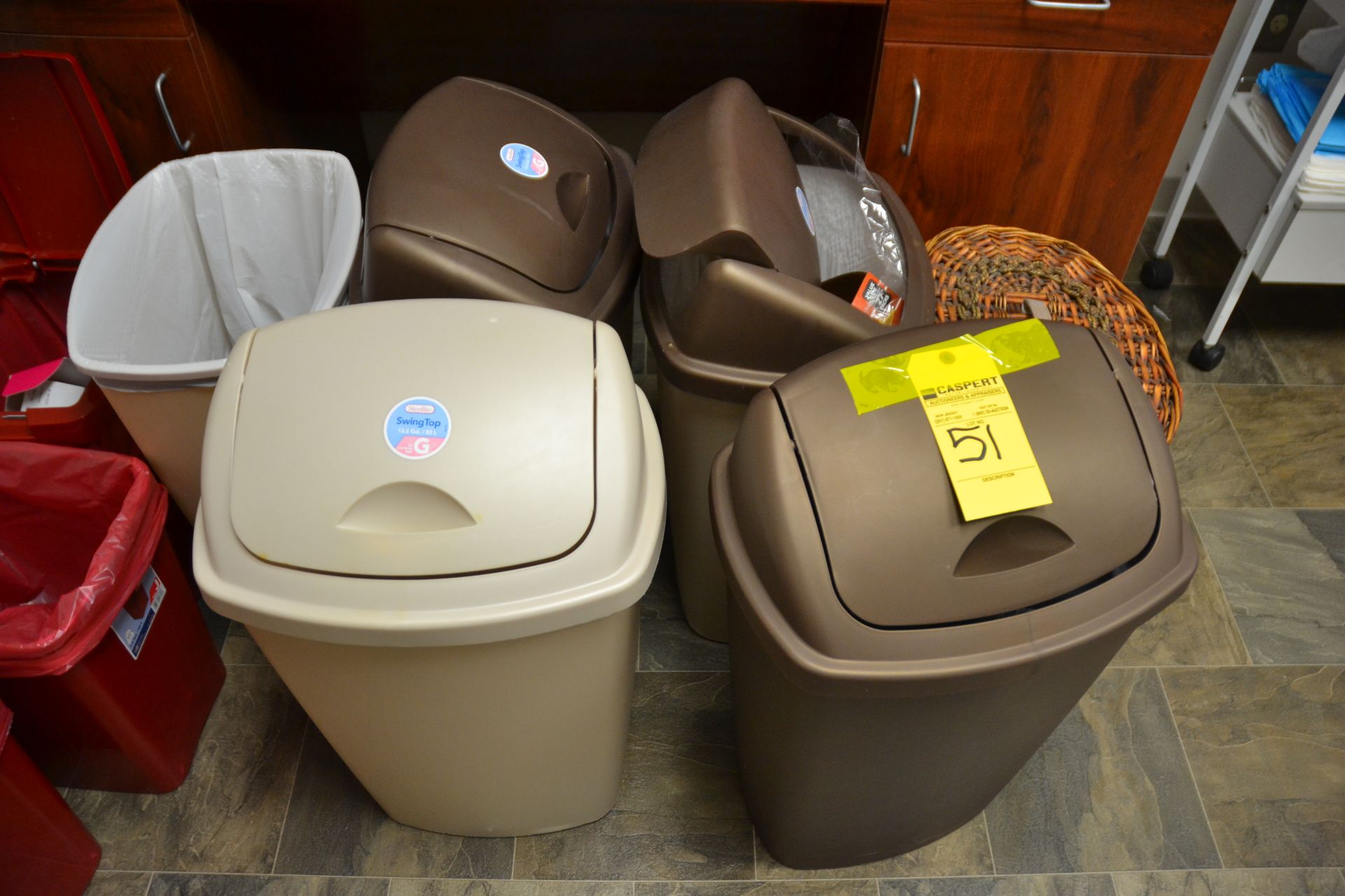 Lot - Garbage Cans