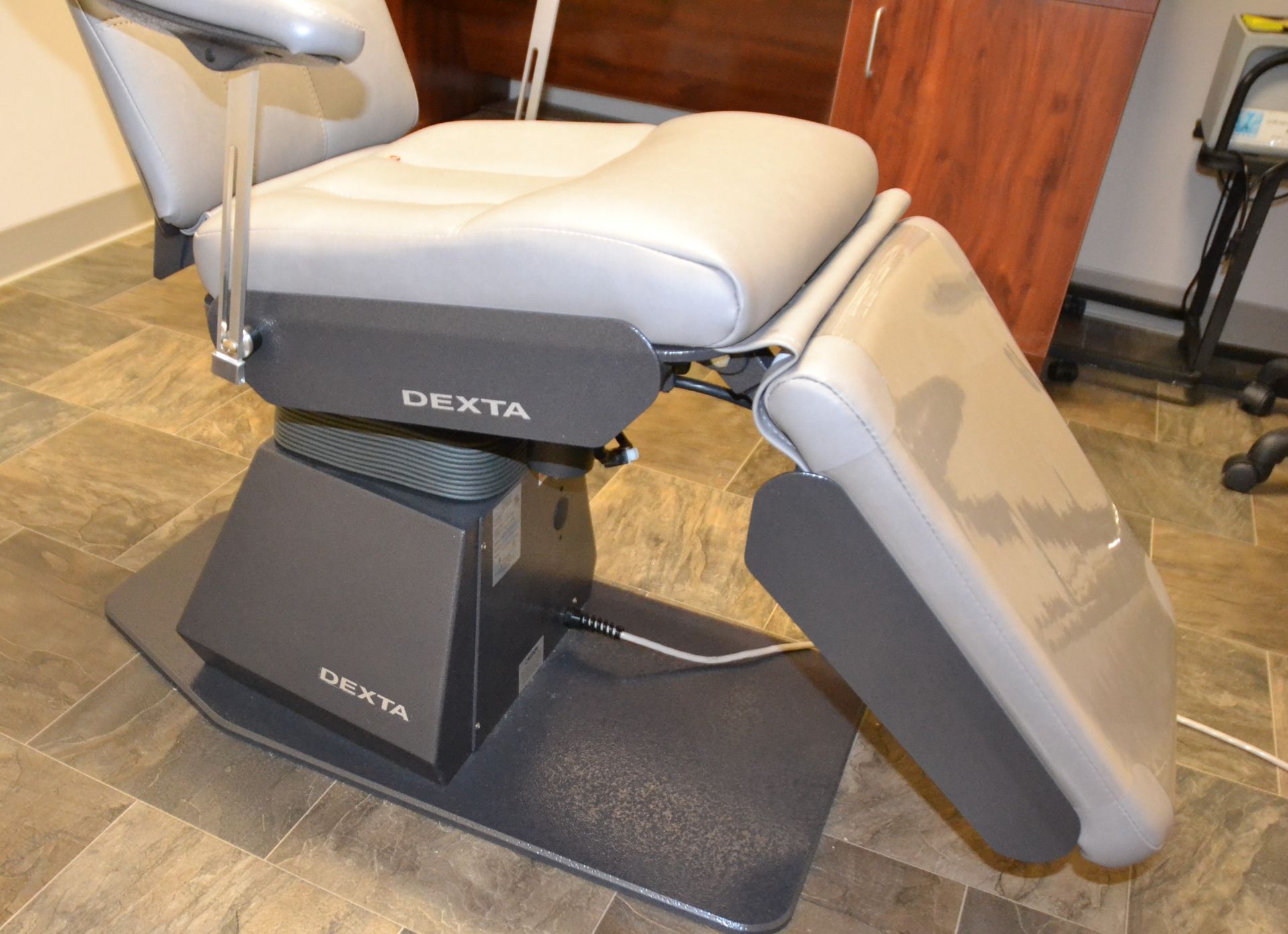 Dexta Examination Chair Model MK9X / #330E-10, s/n 112114-6 - Image 2 of 4