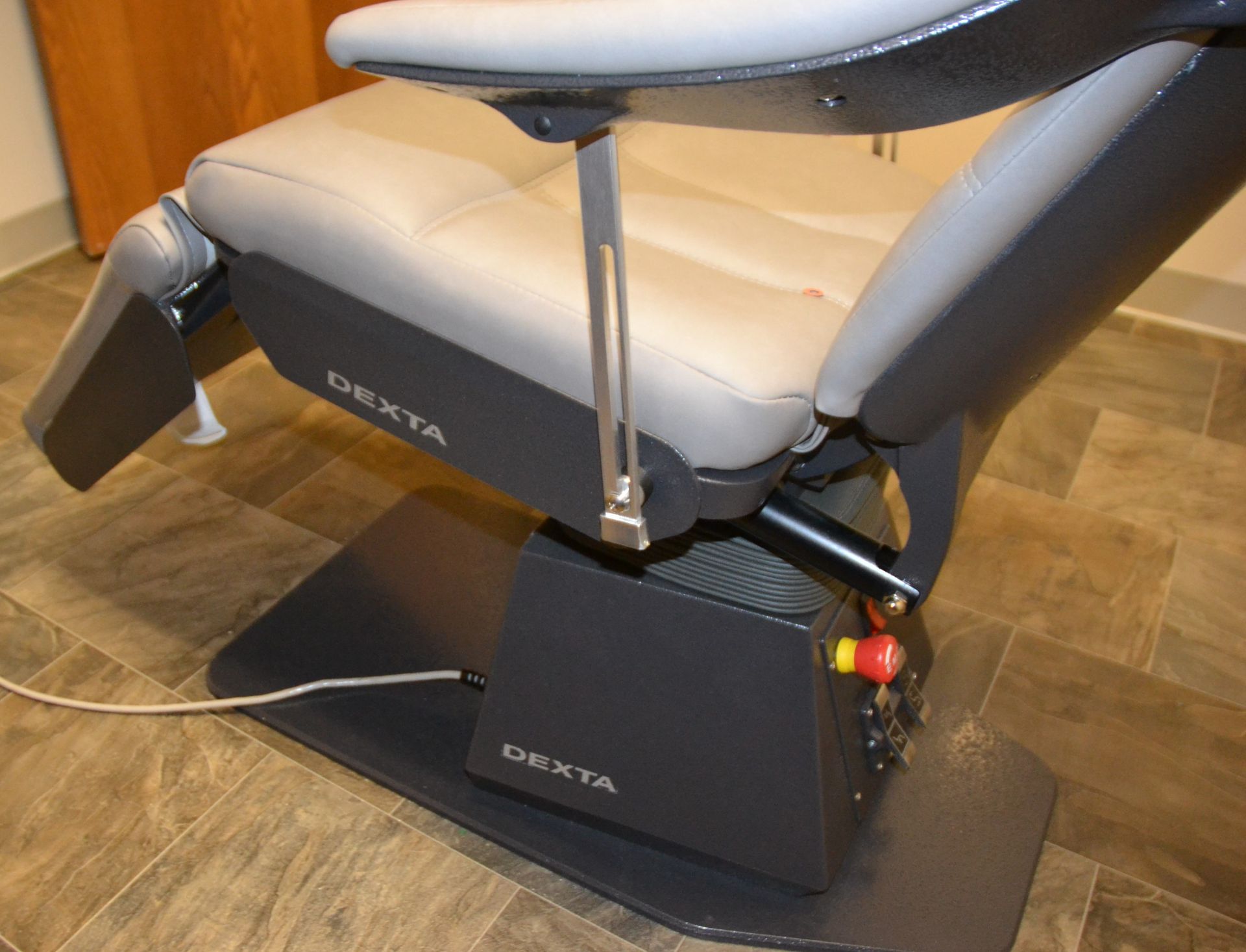 Dexta Examination Chair Model MK9X / #330E-10, s/n 112114-6 - Image 4 of 4