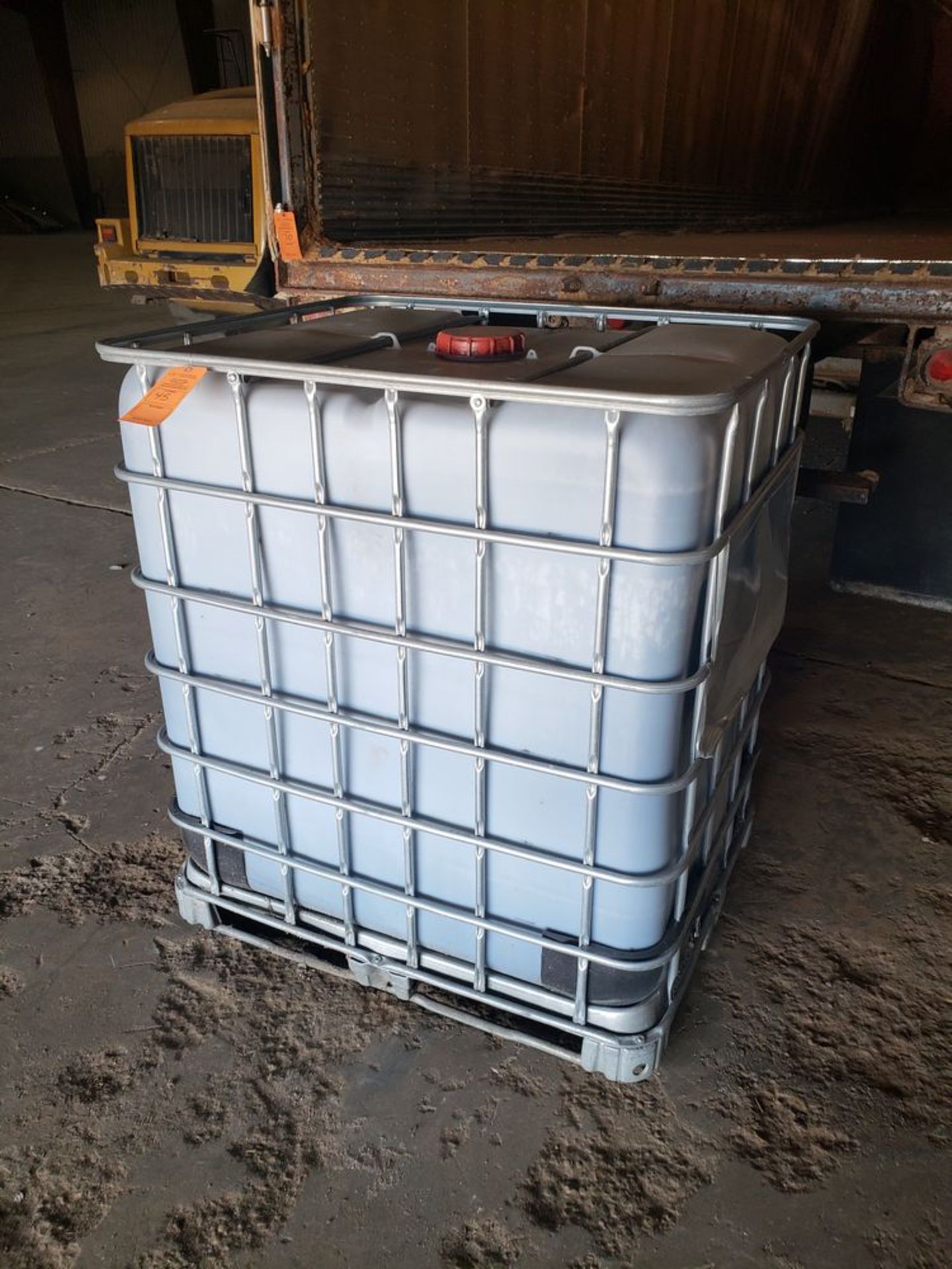 SCHUTZ 300 GALLON PLASTIC TUB (LOCATED AT: 29861 OLD HWY 33, ELKHART, IN 46516)