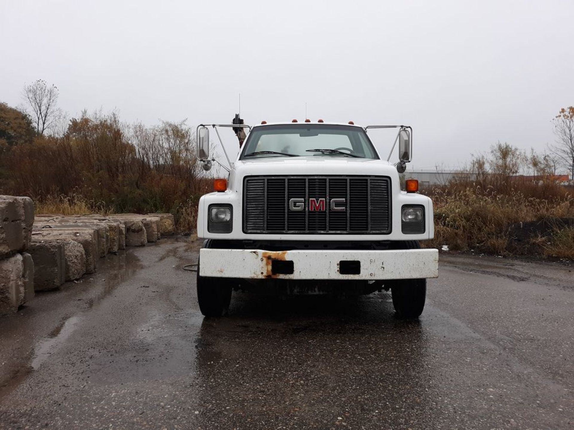 2000 GMC SERVICE TRUCK MODEL-C6500 VIN#1GDJ6H1C5YJ512235 APPROX. 180,745 MILES W/ LIFTMOORE CRANE ( - Image 3 of 5