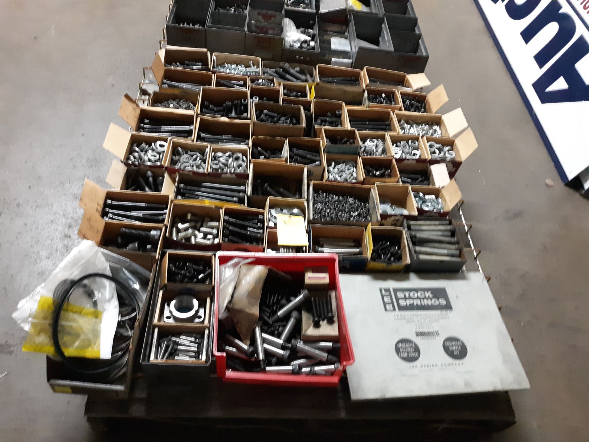 PALLET OF VARIOUS HEX SOCKET CAP SCREW GRADE 5 CAP SCREW & HEX NUTS & WASHERS (LOCATED AT: 432