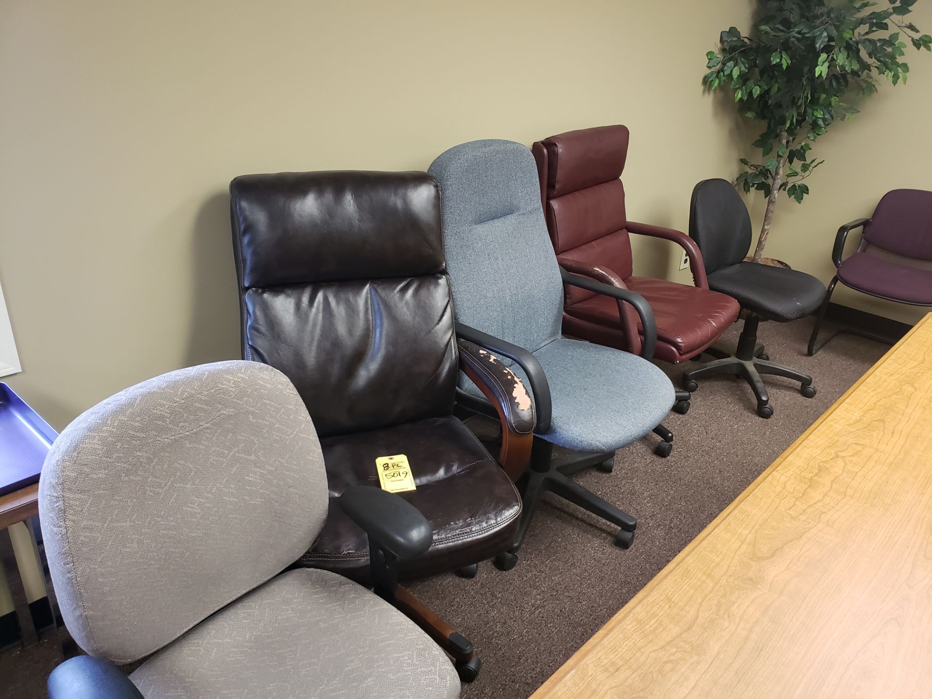 (8) CHAIRS (LOCATED AT: 16335 LIMA ROAD BLDG. 4 HUNTERTOWN, IN 46748)