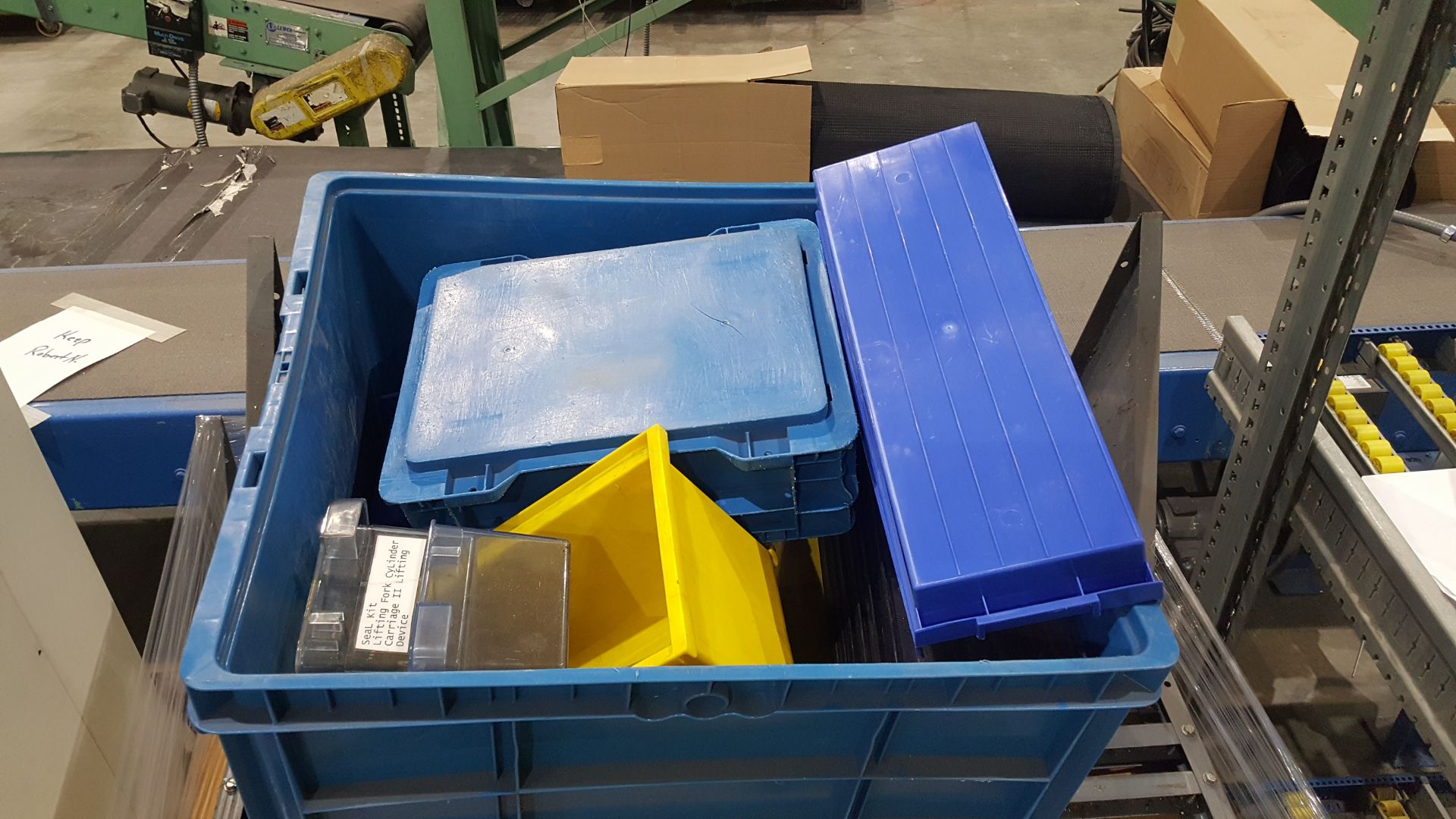 Flow rack on wheels, with a pallet of yellow bins - Image 2 of 2