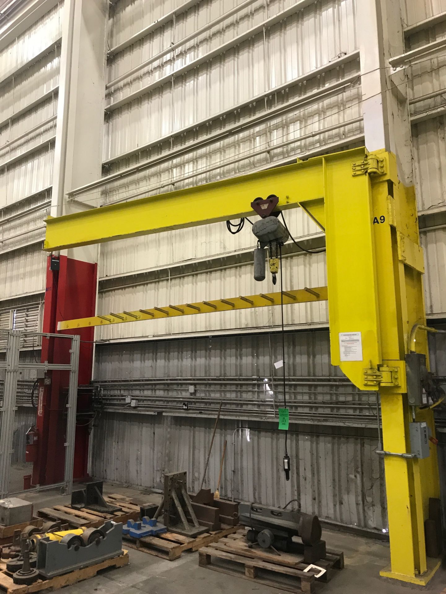 LODESTAR 2 TON CAPACITY RADIAL ARM JIB CRANE (A9) (ALL CRANES HAVE BEEN DROPPED