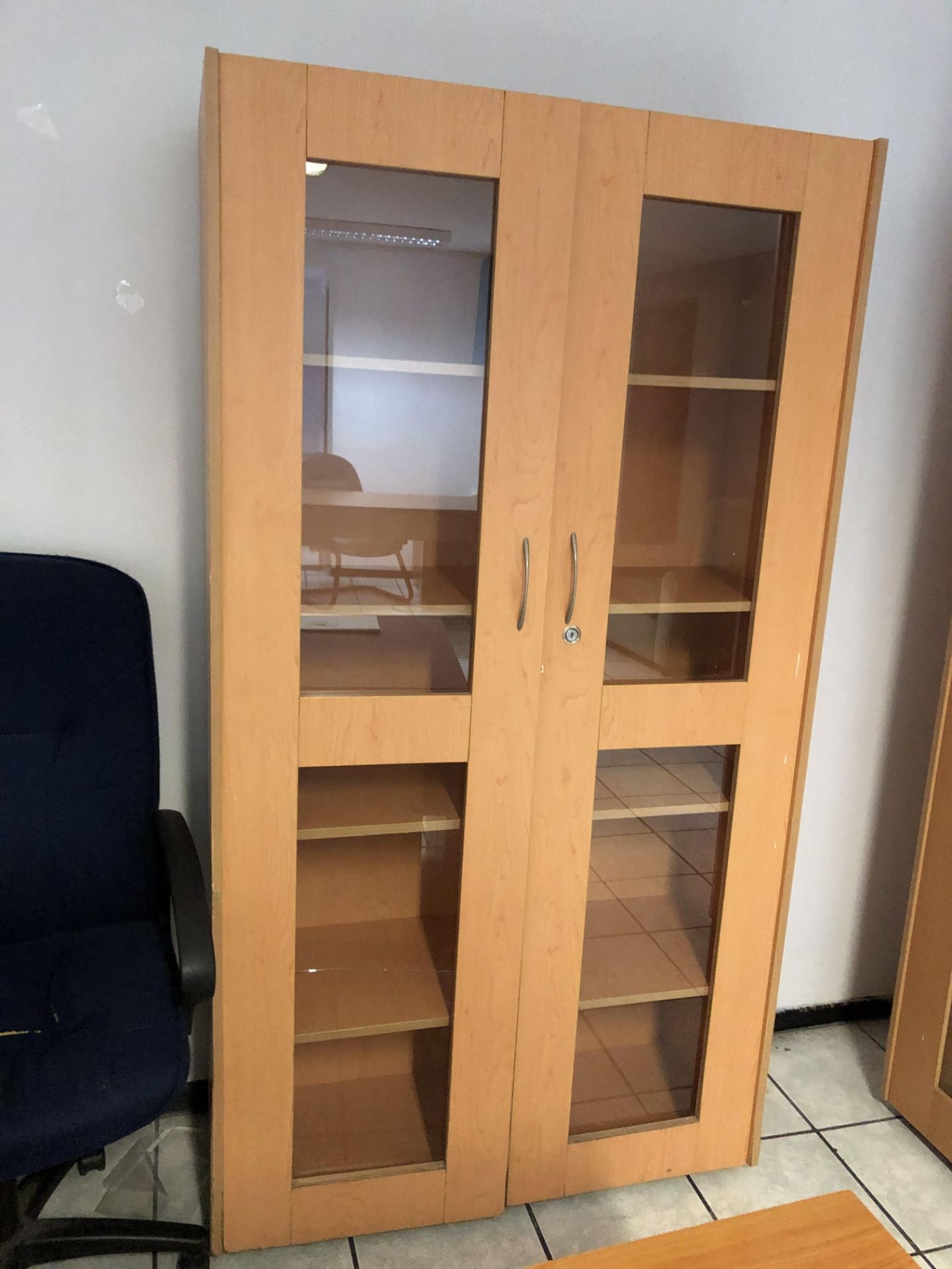 Display wood cabinet /Gabinete de madera y puertas c/vidrio.