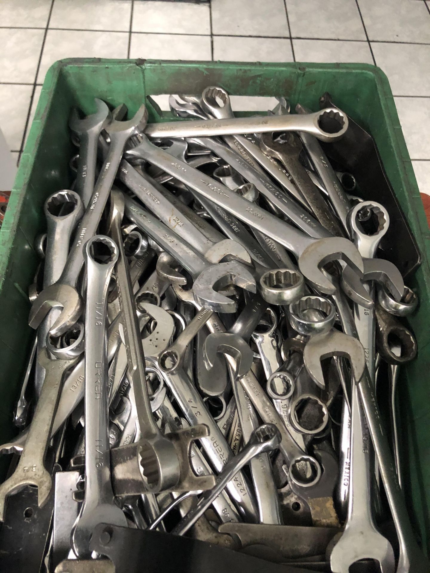 Lot of combination wrench, different sizes /Caja de llaves