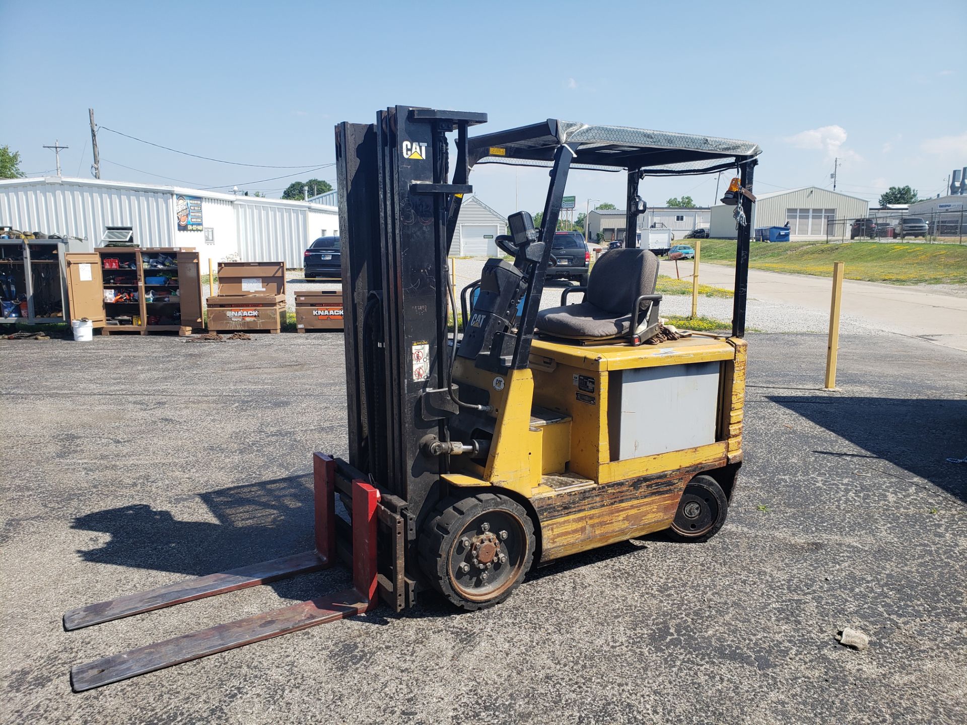 MITSUBISHI CATERPILLAR ELECTRIC FORK TRUCK 5000 LB CAPACITY, MODEL 2EG25E, 36 VOLT, SOLID TIRES, S#