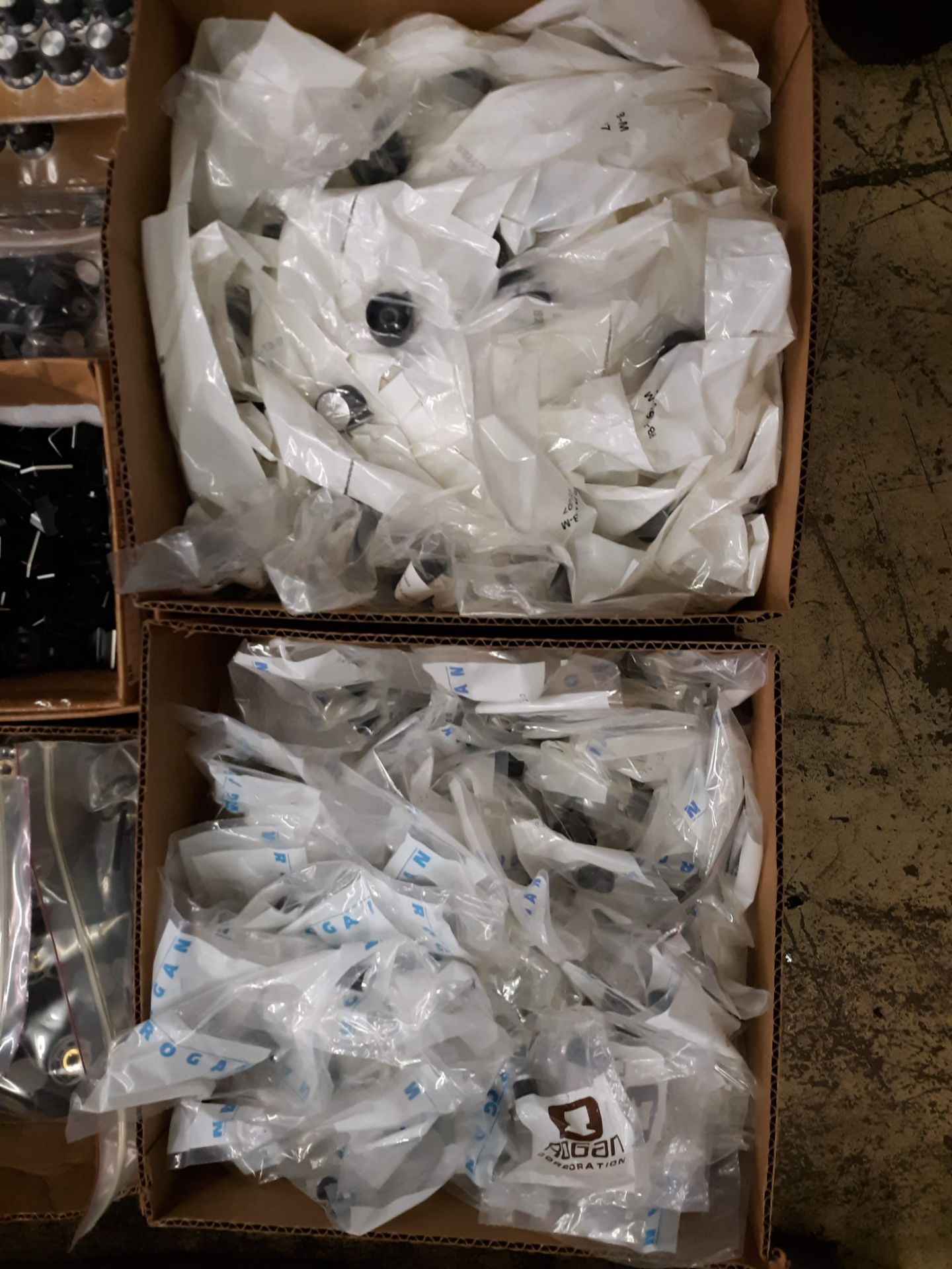 PALLET OF MISC. ELECTRONIC EQUIPMENT KNOBS - Image 4 of 6