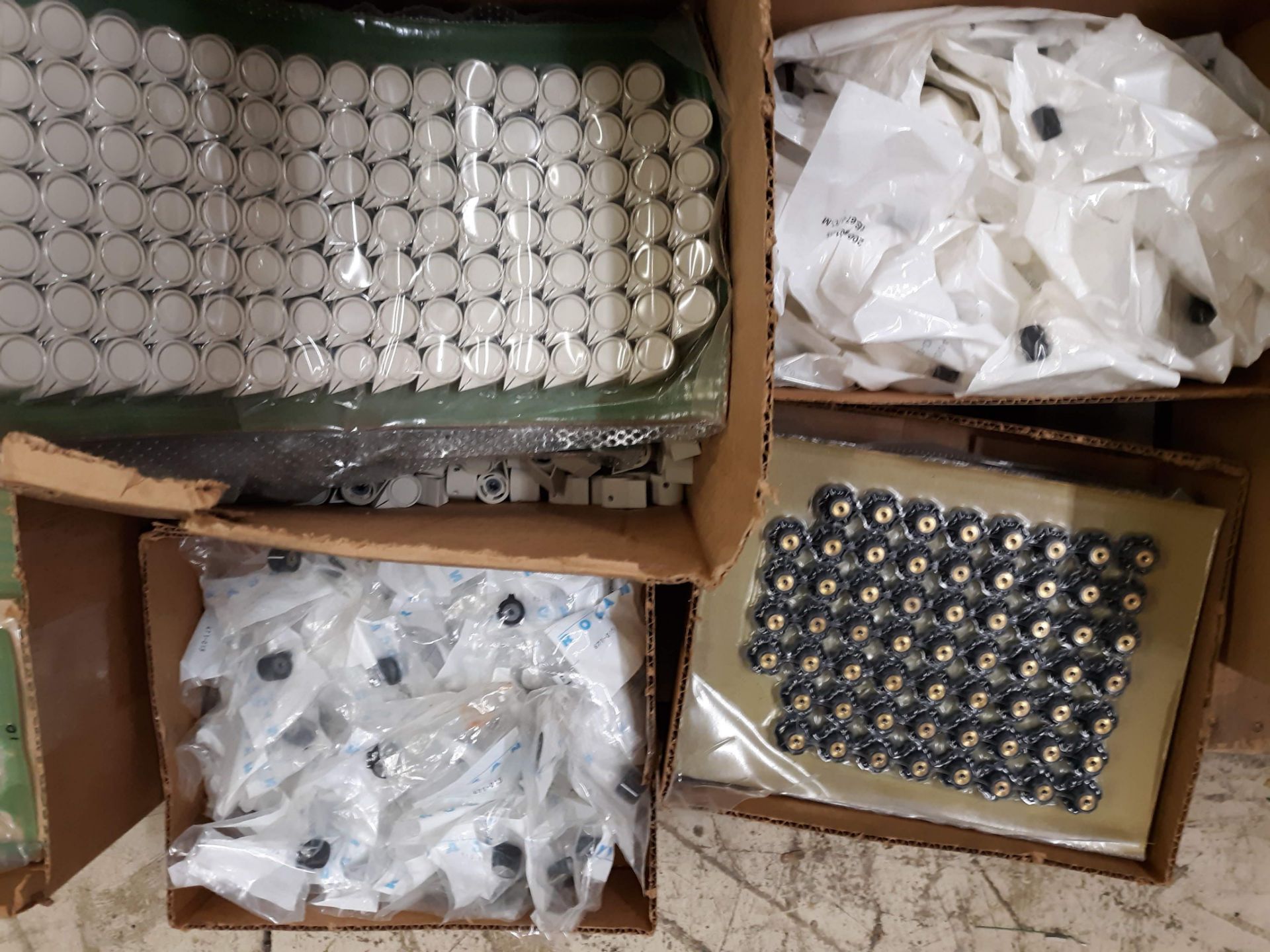 PALLET OF MISC. ELECTRONIC EQUIPMENT KNOBS - Image 4 of 5