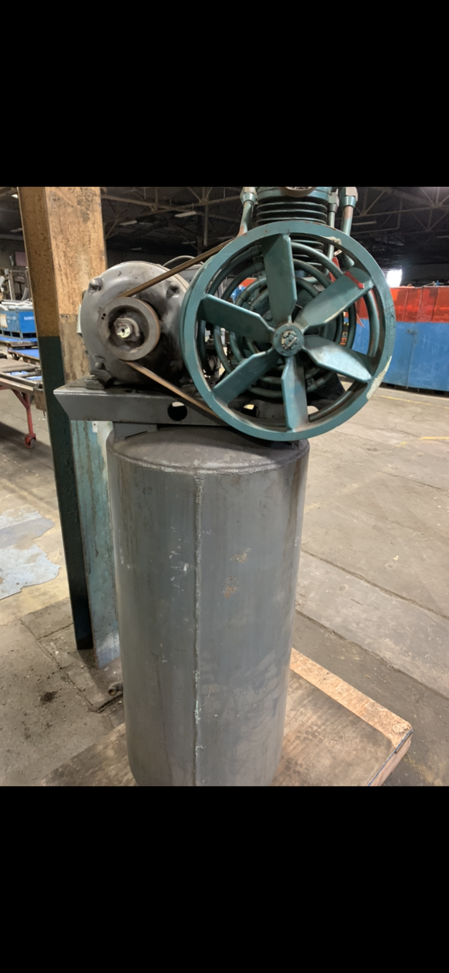 VERTICAL AIR COMPRESSOR (UNREADABLE TAG) 1.5 HP MOTOR - Image 2 of 2