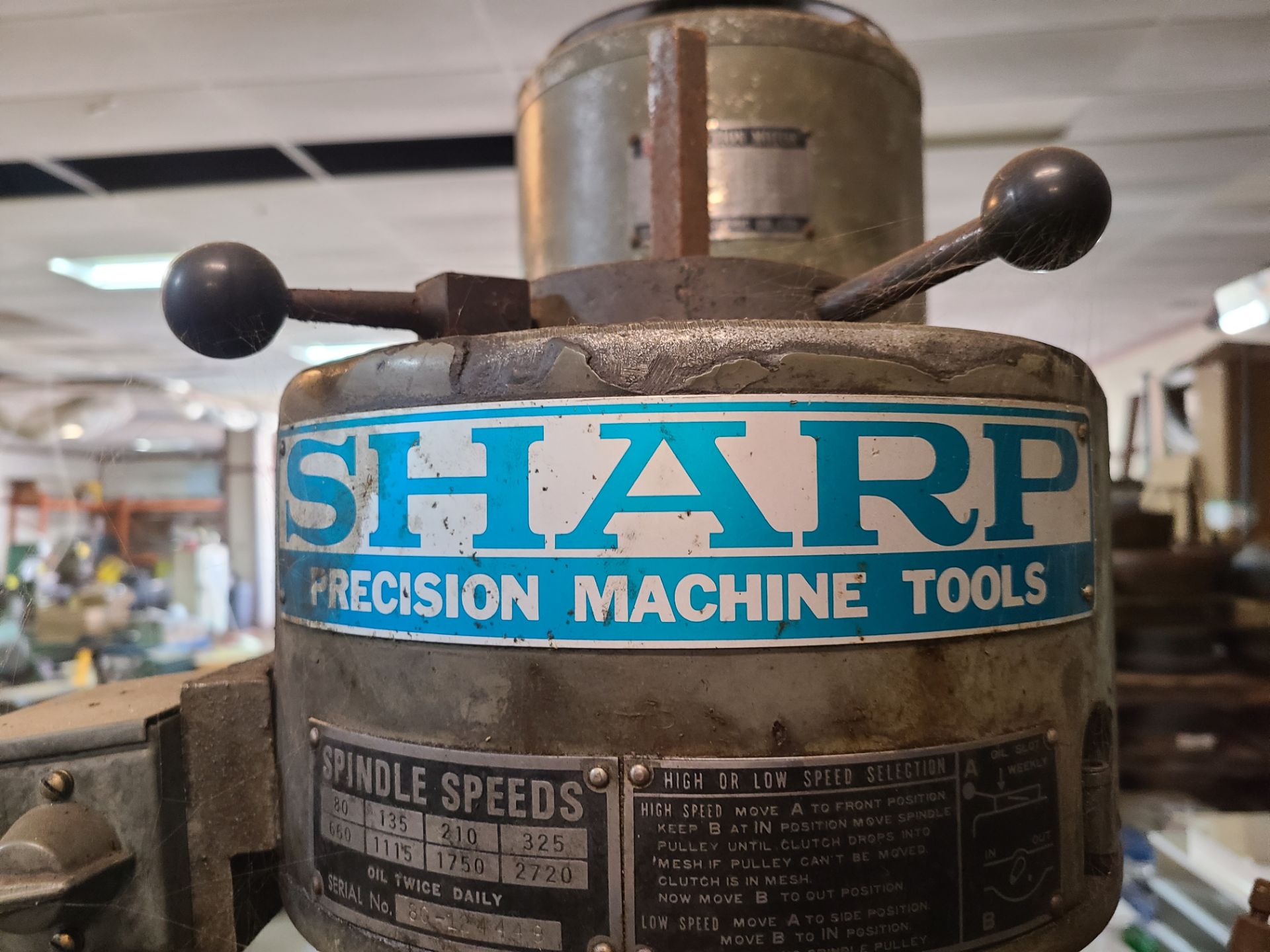 SHARP YC VERTICAL TURRET MILLING MACHINE: YEAR 1980 SERIAL 124449 MODEL AA109 - Image 2 of 6